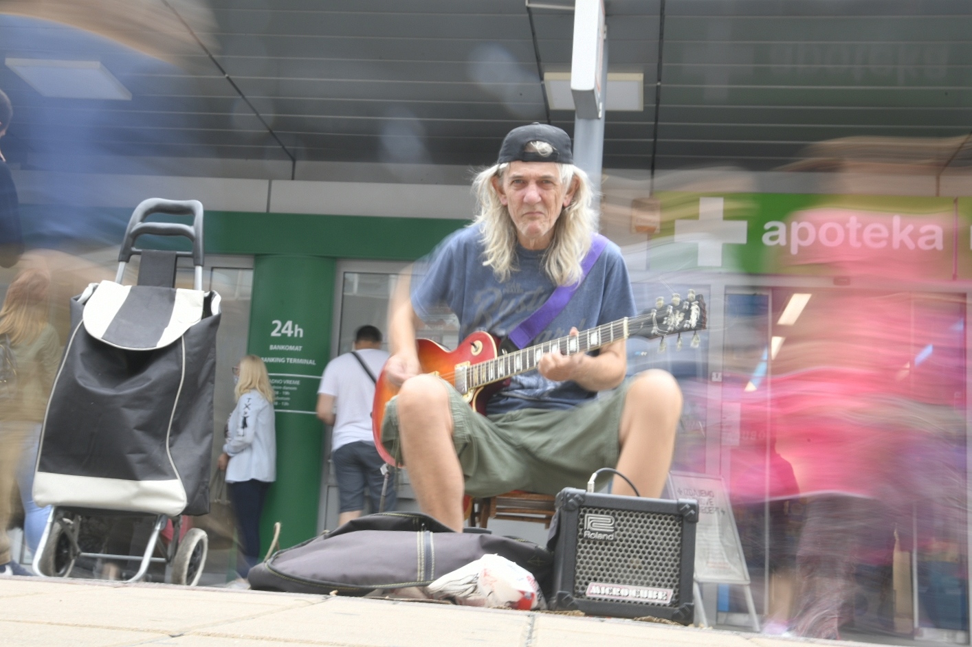 Beograd 25.08.2020. Zoran Ilić Tambura, muzičar, gitarista, ulični svirač, umetnik Foto: Nemanja Jovanović/Nova.rs