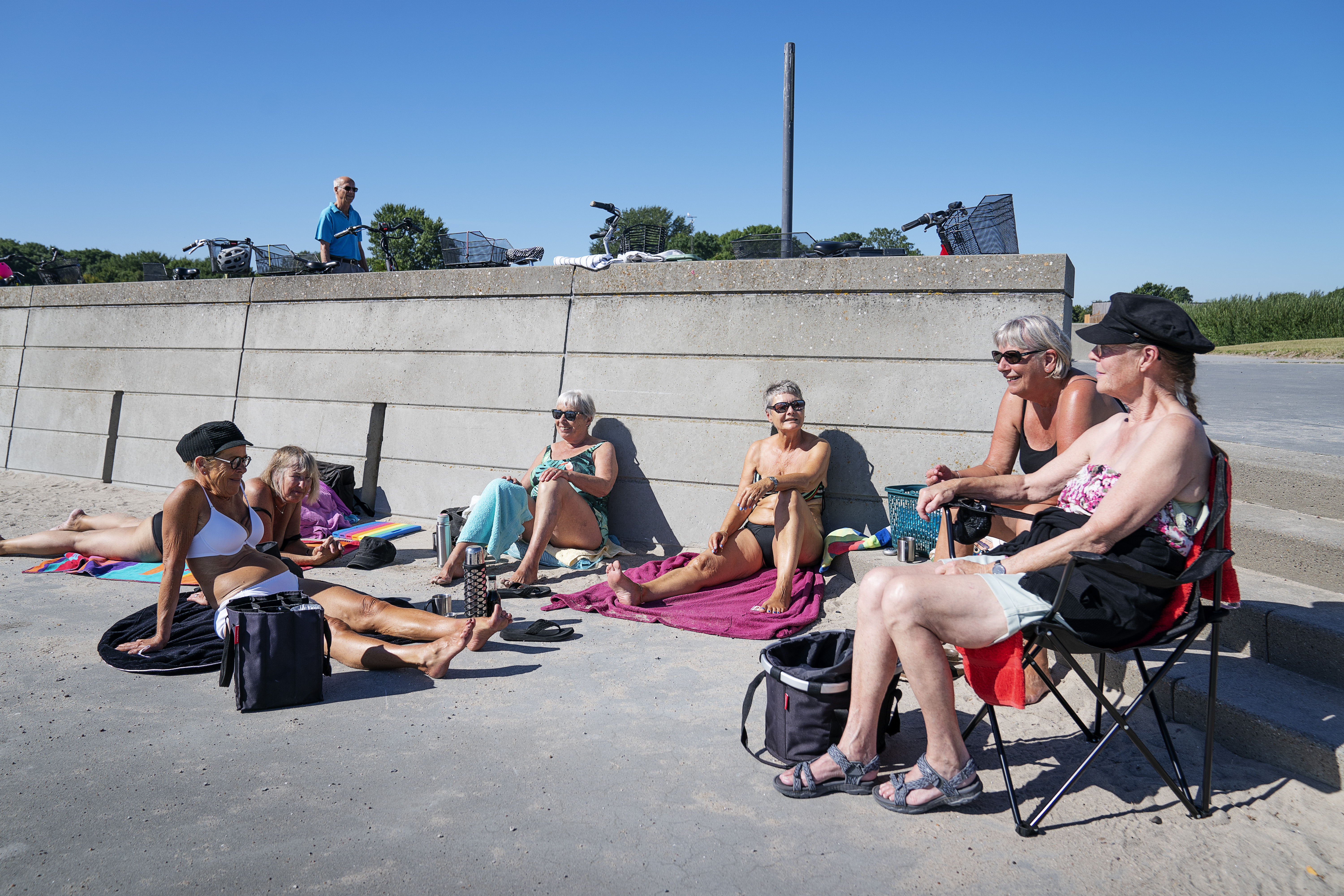epa08589404 People enjoy the warm weather at Amager beach park in Copenhagen, Denmark, 07 August 2020.  EPA-EFE/Claus Bech  DENMARK OUT