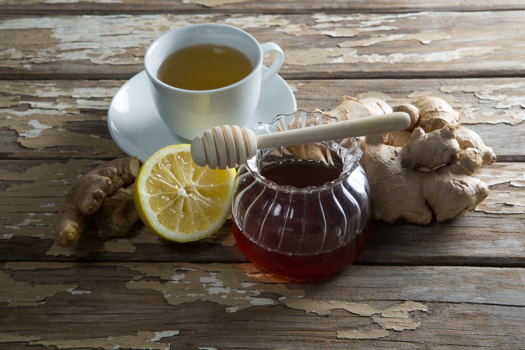 High angle view of fresh honey and lemon with ginger tea on weathered table,Image: 348616015, License: Rights-managed, Restrictions: , Model Release: yes, Credit line: - / Wavebreak / Profimedia
