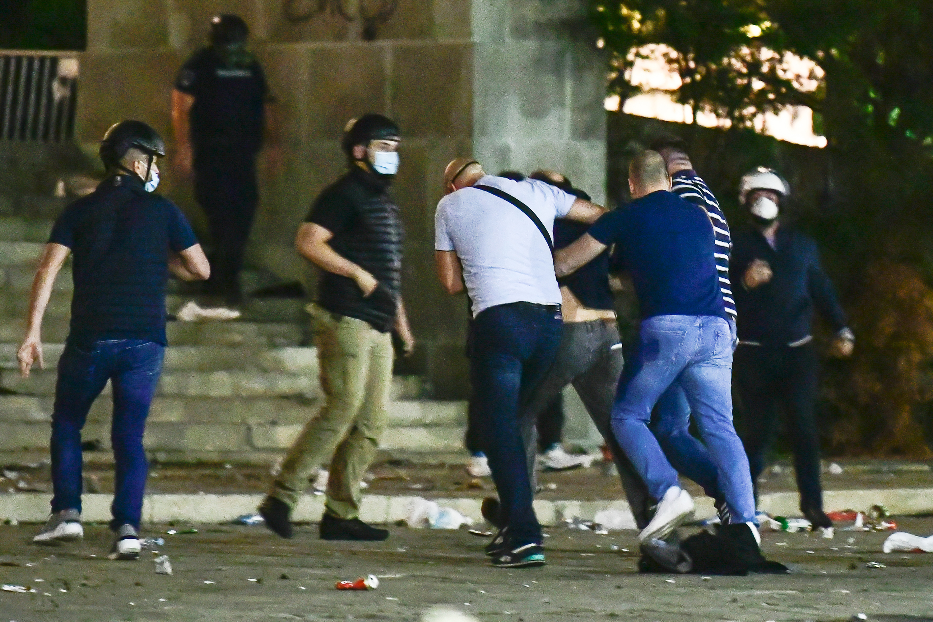 Beograd 07.07.2020. Protest ispred zgrade Narodne skupštine zbog najave uvodjenja policijskog časa. Skupština, Narodna skupština, narod, protest, demonstracija, demonstranti, policija, žandarmerija, hapšenje, policija, civil Foto: Goran Srdanov/Nova.rs