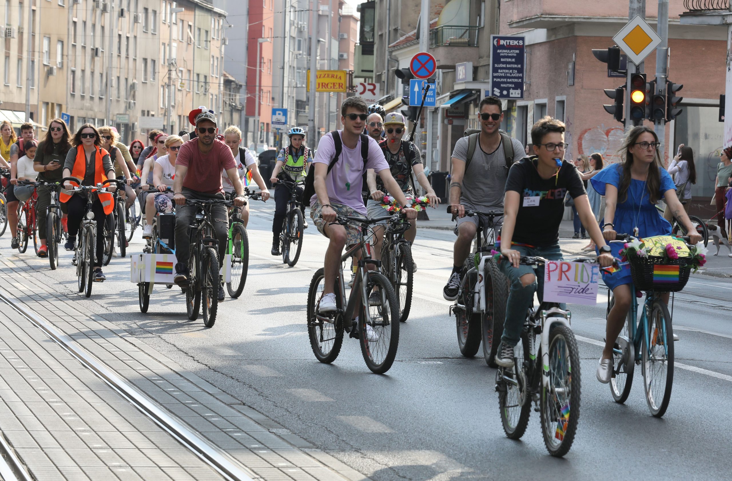 Zagreb, 5. juna 2021.- U Zagrebu se danas umesto klasicne Povorke ponosa odrzala povorka na biciklima "Prajd rajd". FOTO TANJUG/ FOTO
HINA/ ADMIR BULJUBASIC/ nr