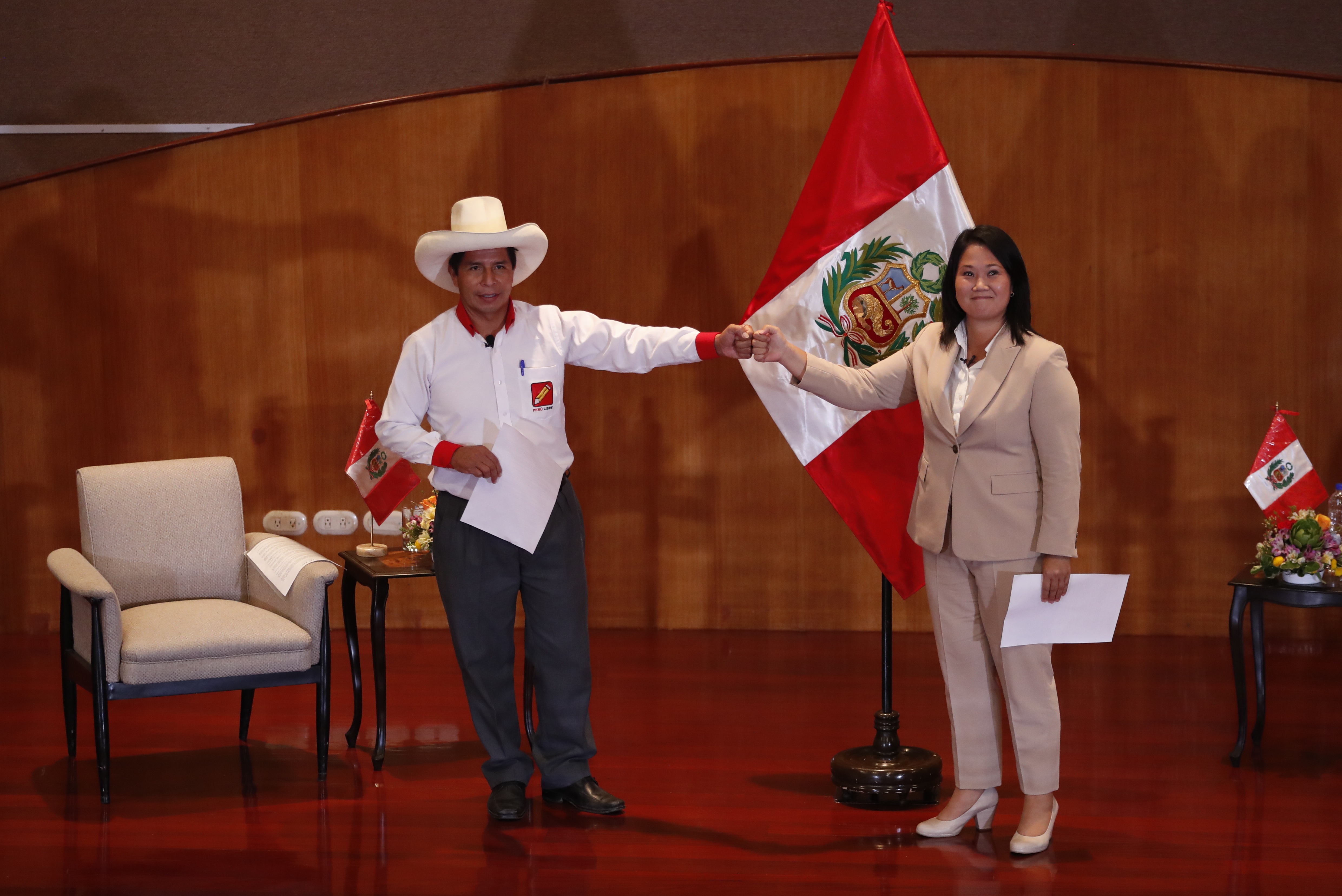Pedro Castillo and Keiko Fujimori sign the 'Citizen Proclamation, oath for democracy'