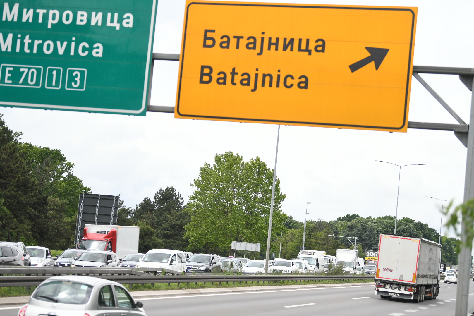 Beograd 31.05.2021.  prevrnut kamion, cisterna, guzva, autoput, putokaz batajnica