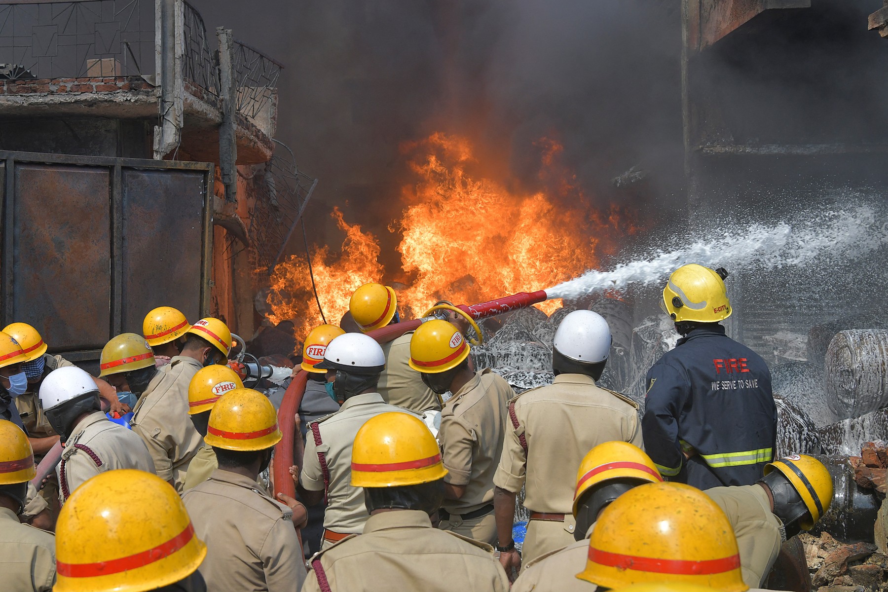 Firefighters battle raging fire in a chemical factory in Bangalore on November 10, 2020.,Image: 568262642, License: Rights-managed, Restrictions: , Model Release: no, Credit line: Manjunath Kiran / AFP / Profimedia