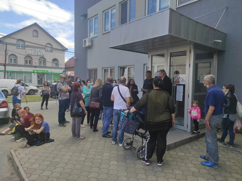 Batajnica, 15.06.2021. Policijska stanica, Gužva na šalterima za izdavanje dokumenata, pasoši, gužva, šalter Foto: Nemanja Jovanović/Nova.rs