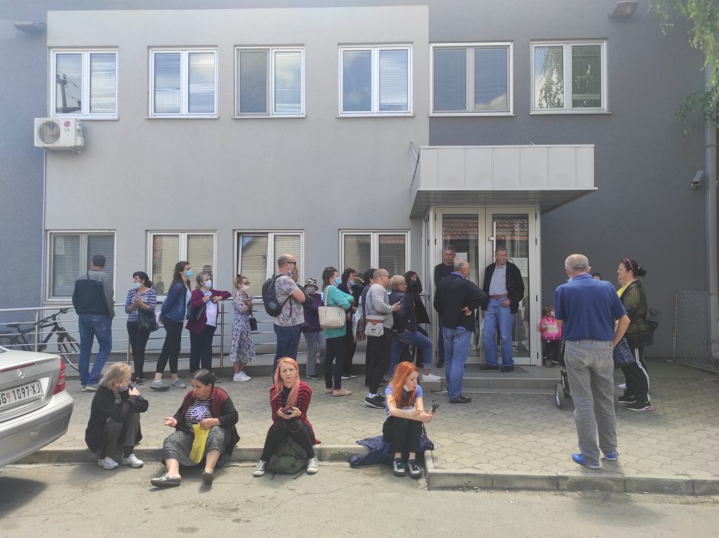 Batajnica, 15.06.2021. Policijska stanica, Gužva na šalterima za izdavanje dokumenata, pasoši, gužva, šalter Foto: Nemanja Jovanović/Nova.rs