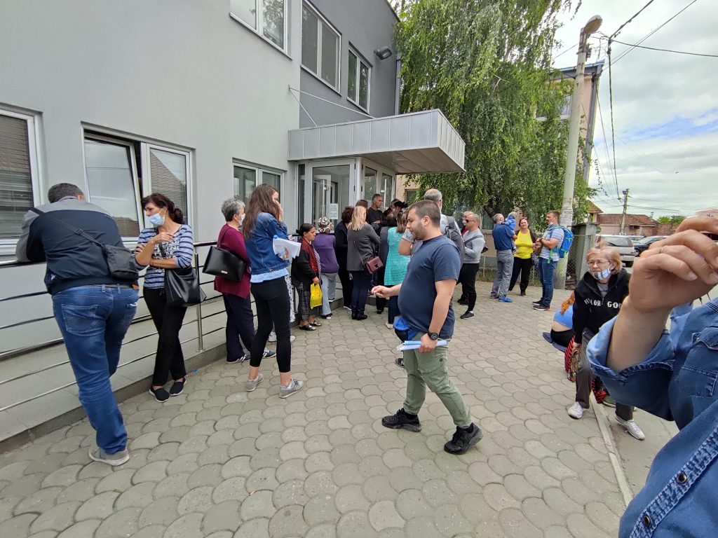 Batajnica, 15.06.2021. Policijska stanica, Gužva na šalterima za izdavanje dokumenata, pasoši, gužva, šalter Foto: Nemanja Jovanović/Nova.rs