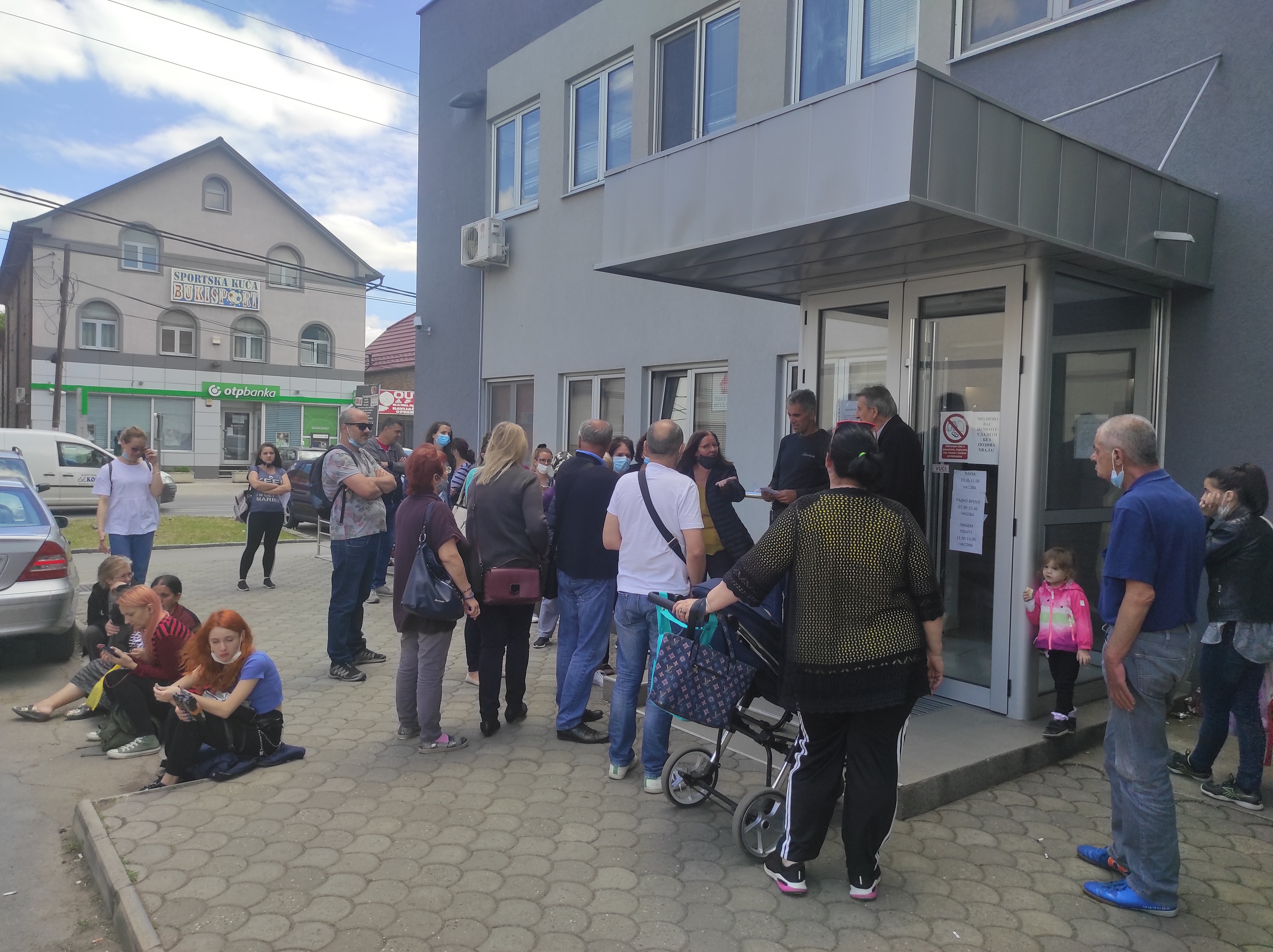 Batajnica, 15.06.2021. Policijska stanica, Gužva na šalterima za izdavanje dokumenata, pasoši, gužva, šalter Foto: Nemanja Jovanović/Nova.rs