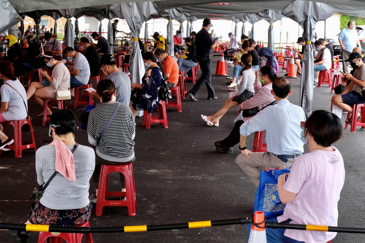 Local residents wait to undergo swab testing for the Covid-19 coronavirus at a screening area in New Taipei City on June 8, 2021.,Image: 614720389, License: Rights-managed, Restrictions: , Model Release: no, Credit line: Sam Yeh / AFP / Profimedia