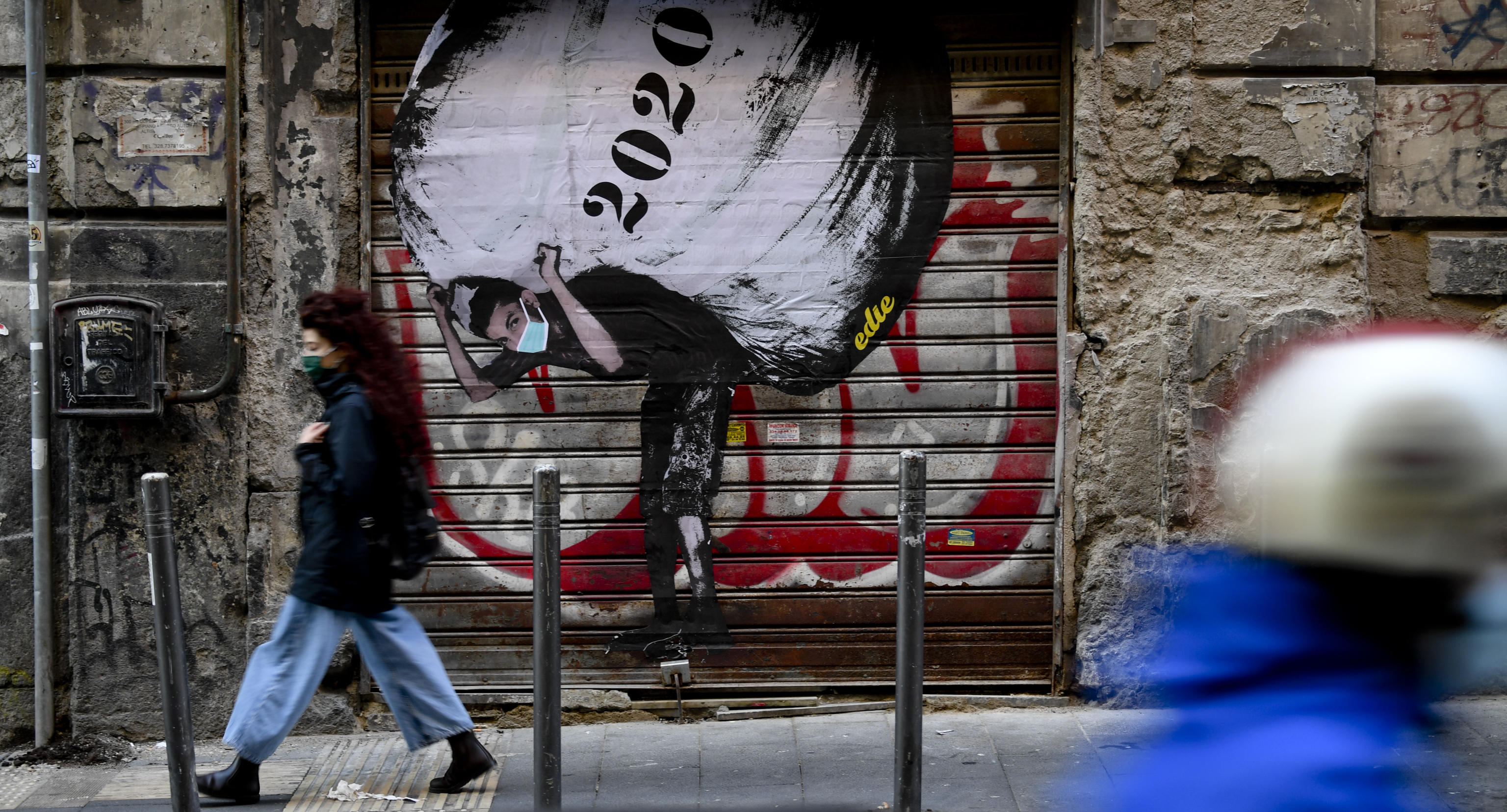 Covid -19 street art in Naples maske