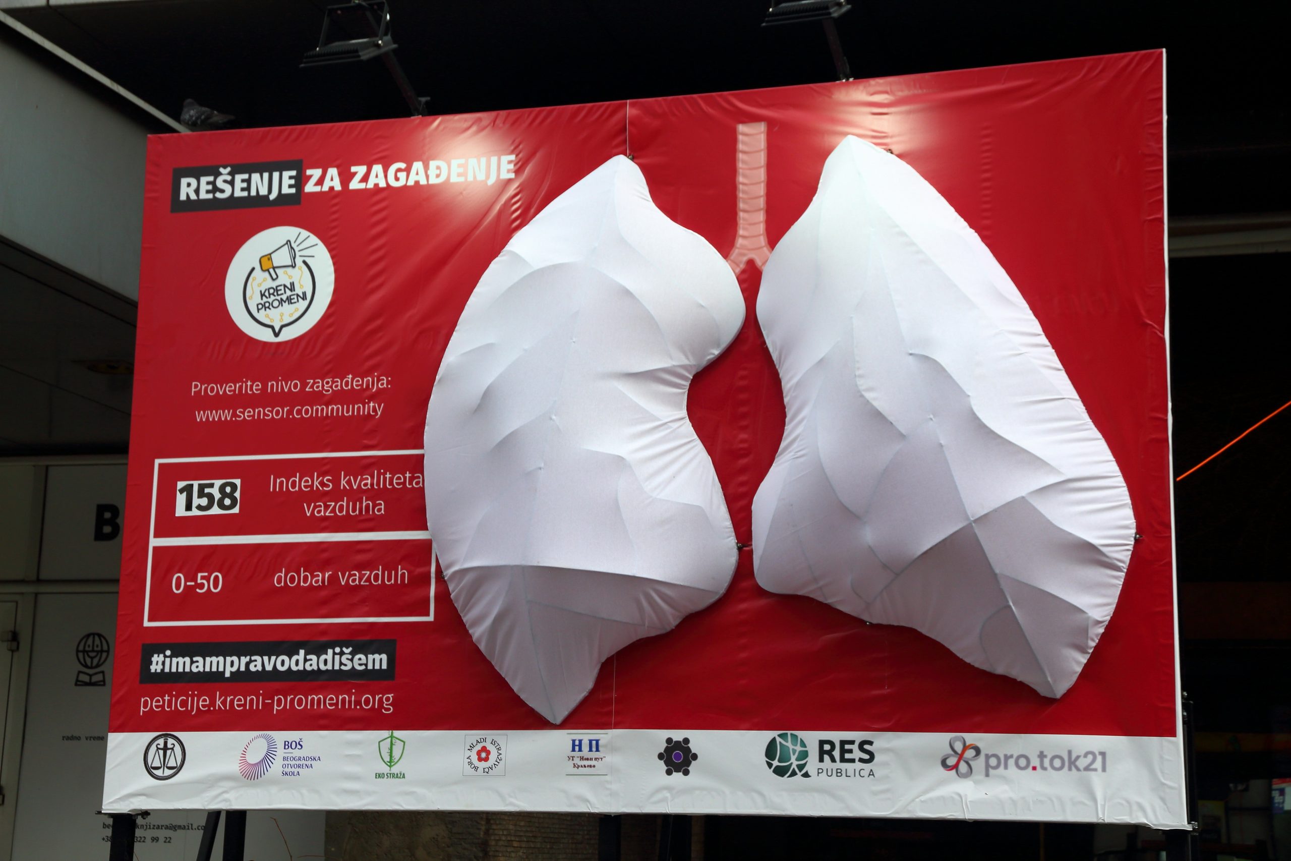 Tim "Kreni - Promeni" je postavio velika pamučna pluća u centru Beograda
kod Doma omladine