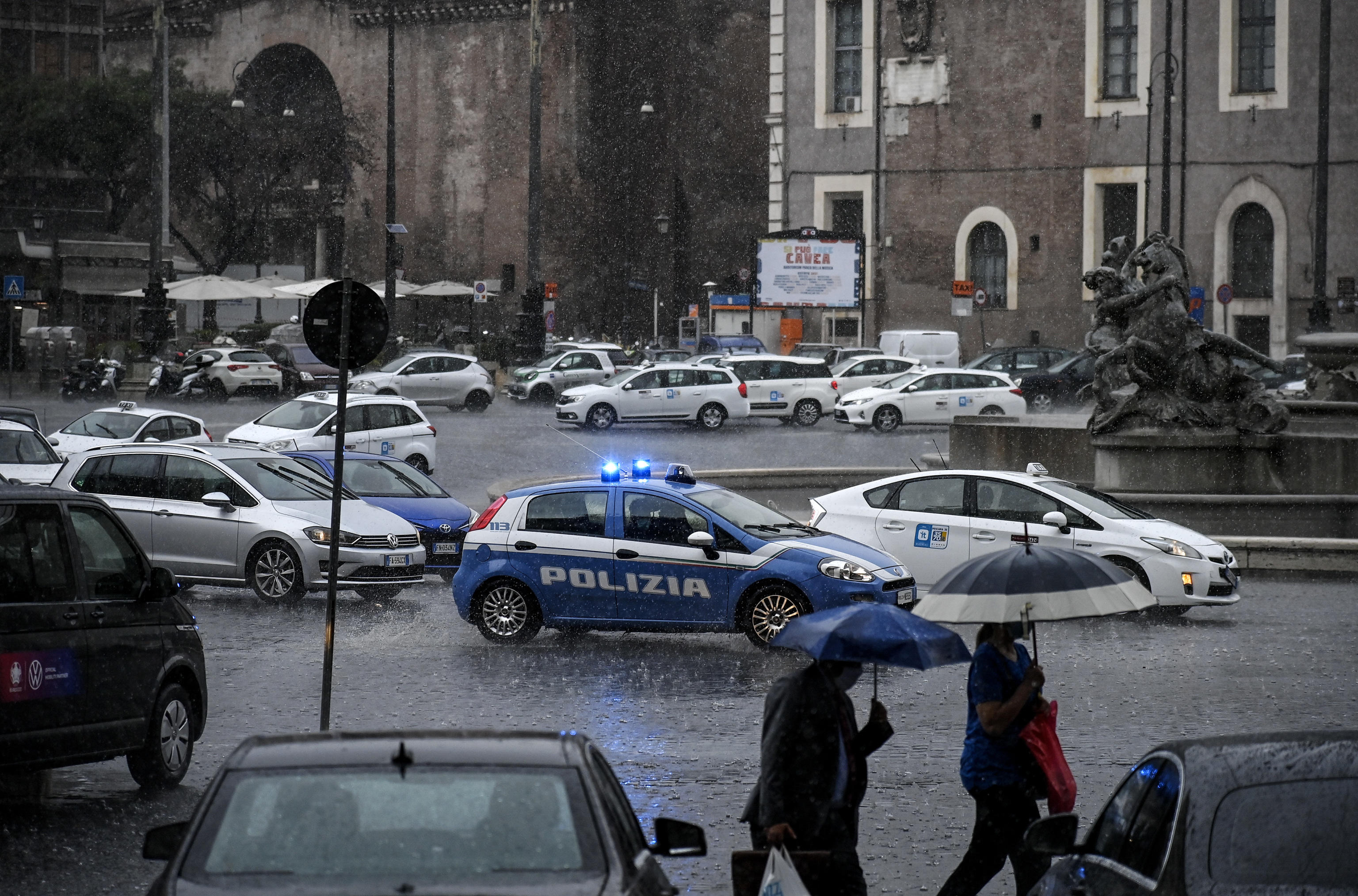 epa09255617 Rain in Piazza della Repubblica during bad weather that hit Rome in the afternoon, Italy, 08 June 2021.  EPA-EFE/Riccardo Antimiani