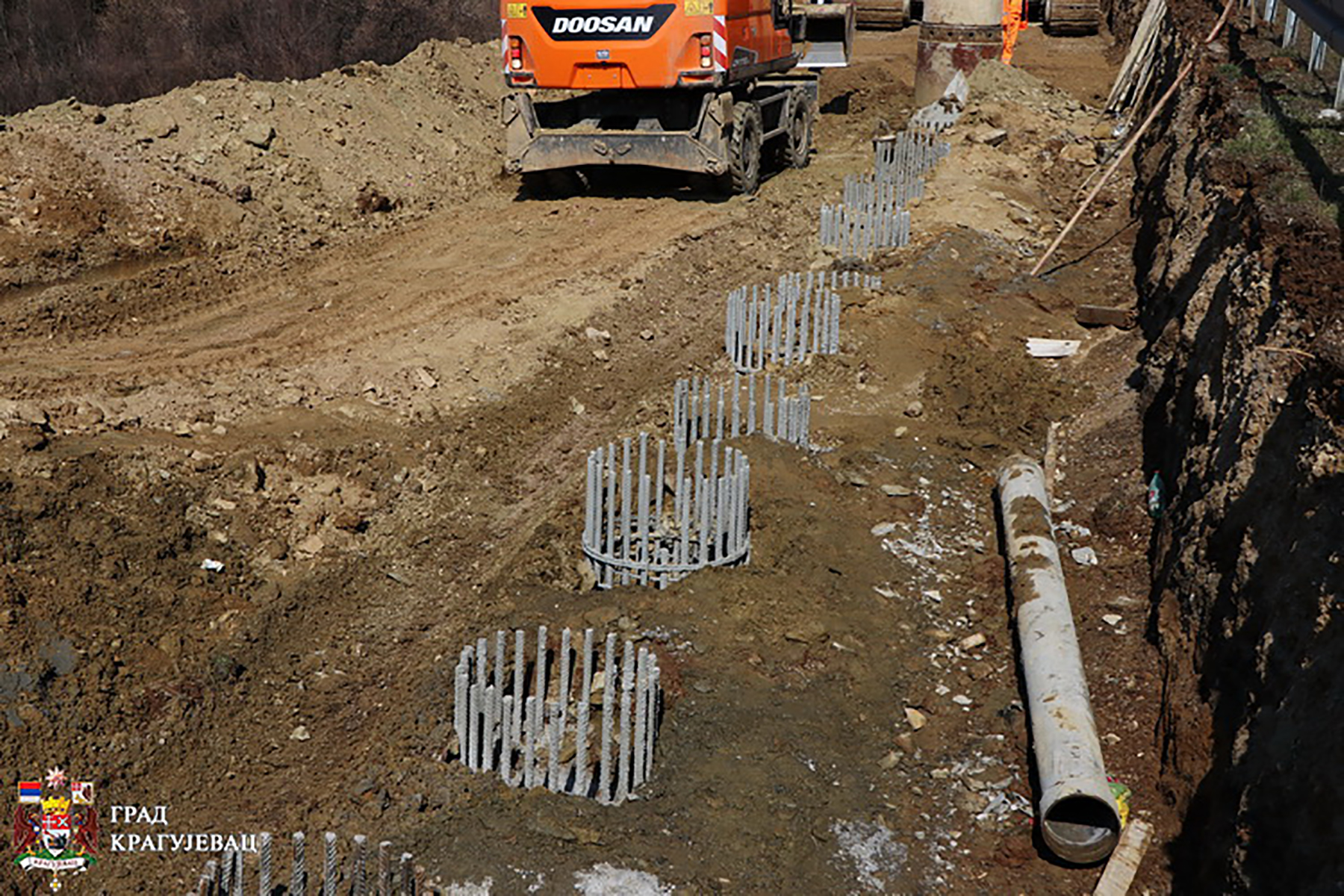 Rupa na novoizgrađenoj brzoj saobraćajnici između Kragujevca i Batočine, autoput Kragujevac Batocina