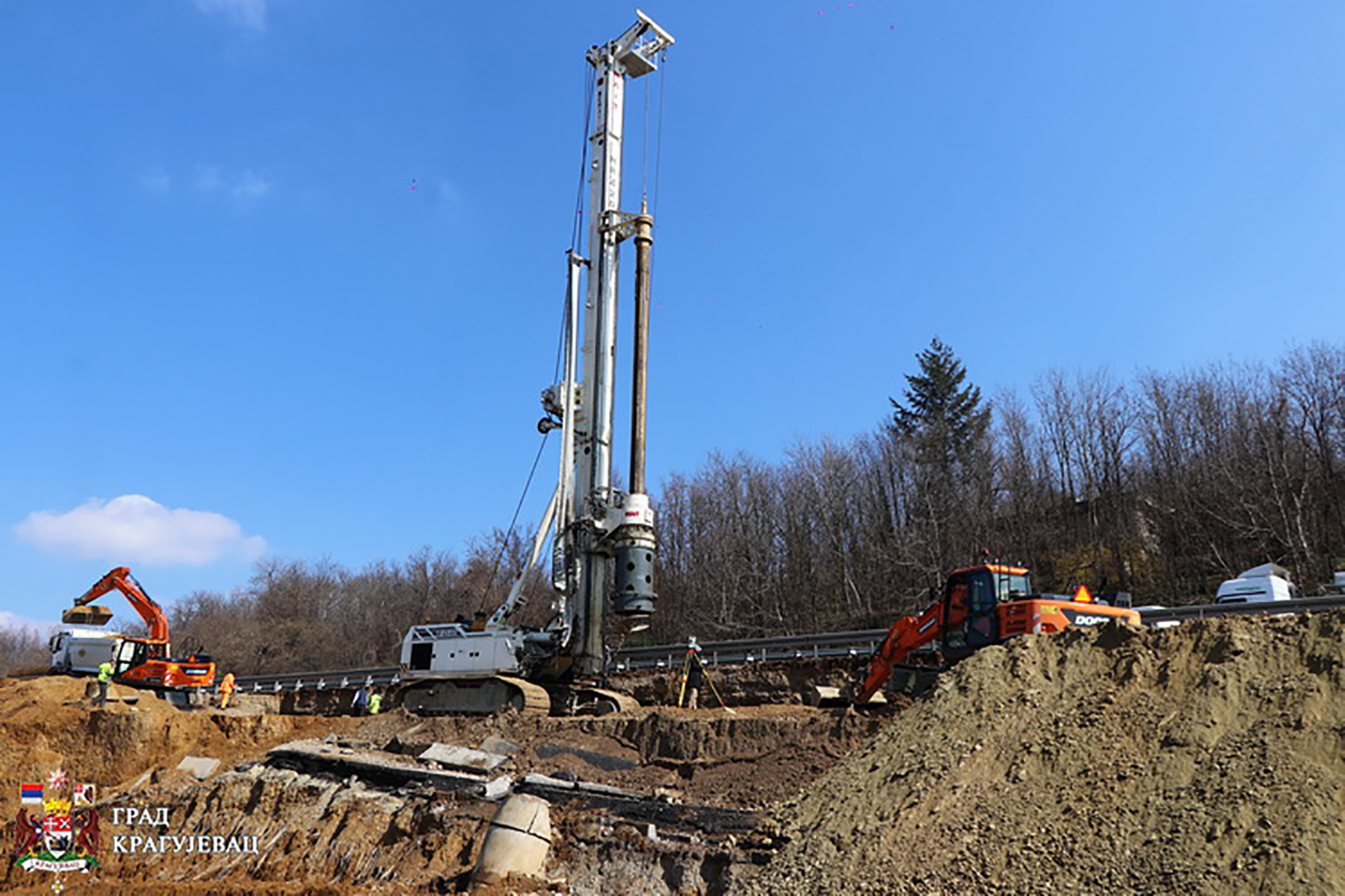 Rupa na novoizgrađenoj brzoj saobraćajnici između Kragujevca i Batočine, autoput Kragujevac Batocina