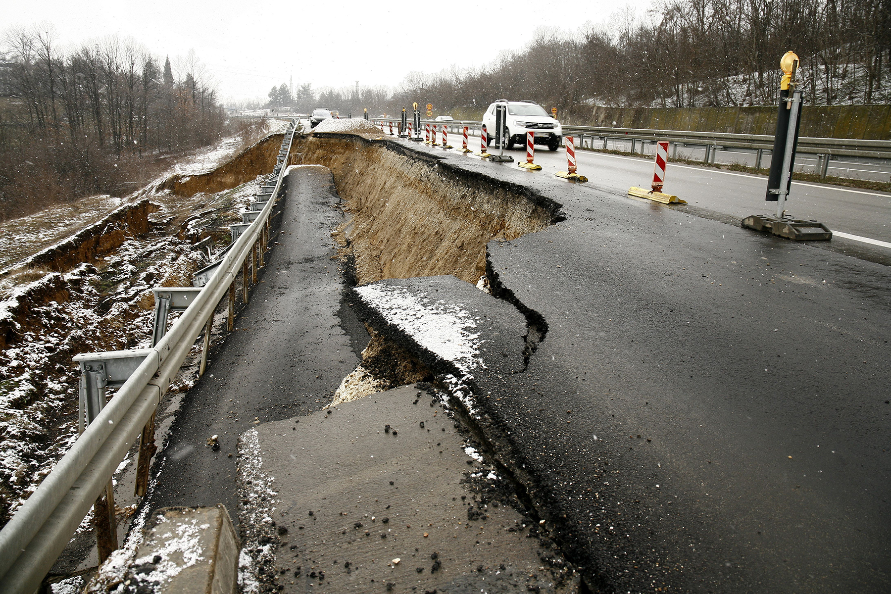 Rupa na novoizgrađenoj brzoj saobraćajnici između Kragujevca i Batočine, autoput Kragujevac Batocina