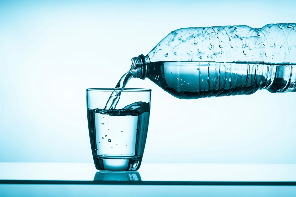 Mineral water being poured into drinking glass.,Image: 189483429, License: Royalty-free, Restrictions: , Model Release: no, Credit line: WLADIMIR BULGAR / Sciencephoto / Profimedia