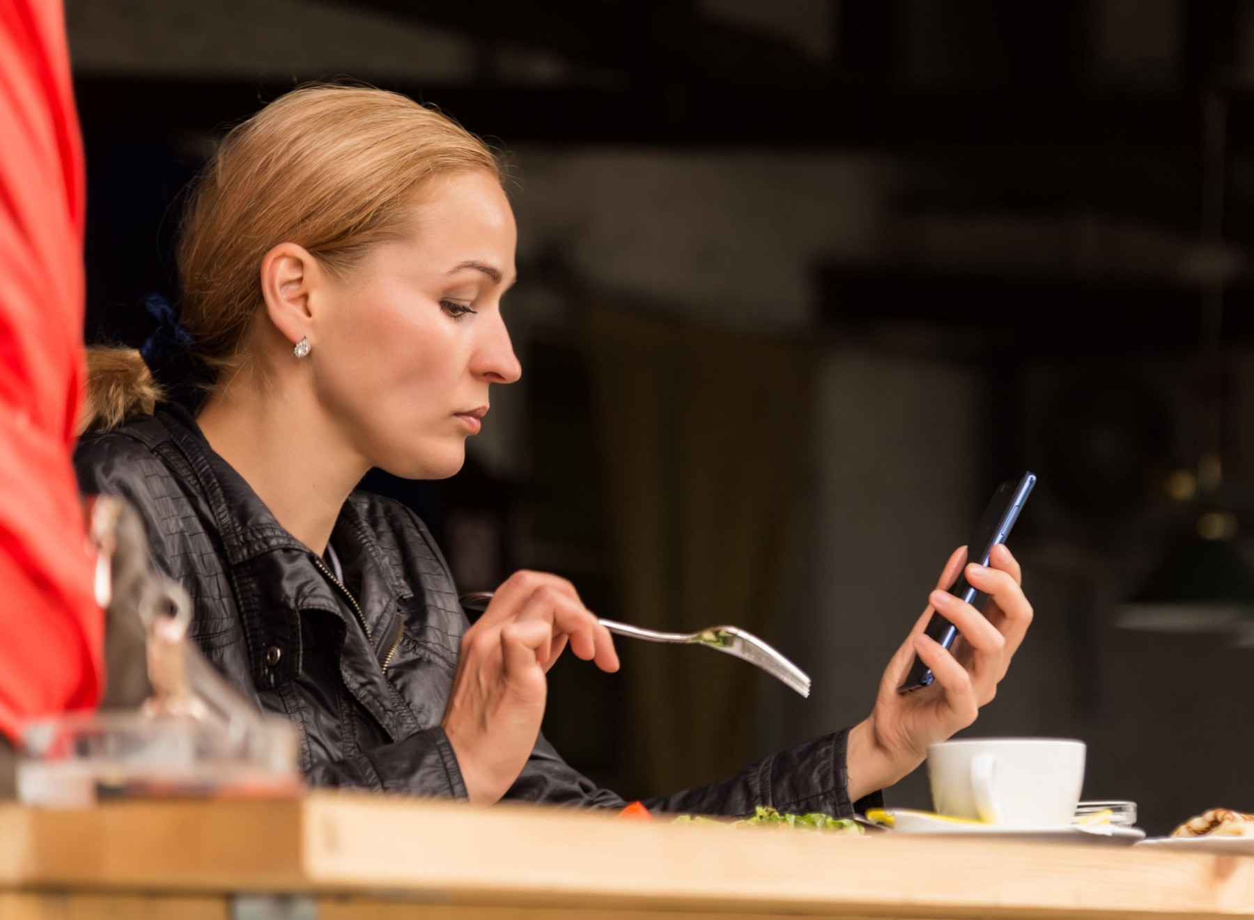 businesswoman eating salad in an outdoor cafe. Healthy lifestyle: girl eating green tasty food,Image: 380373251, License: Royalty-free, Restrictions: , Model Release: yes, Credit line: Alexander Cherepanov / Alamy / Alamy / Profimedia