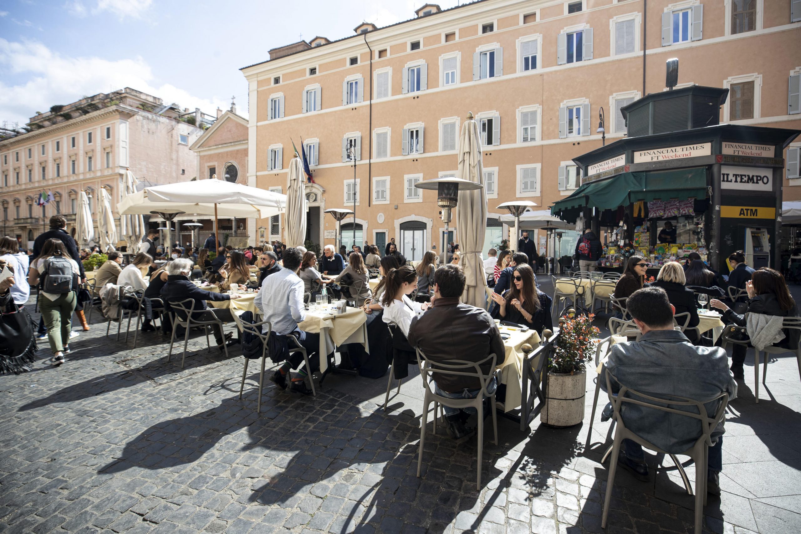 epa09071590 Daily life before the new coronavirus measures come into force in Rome, Italy, 13 March 2021. Italy is set to impose a new lockdown in most regions amid a sharp rise in coronavirus cases.  EPA-EFE/ANSA/MASSIMO PERCOSSI