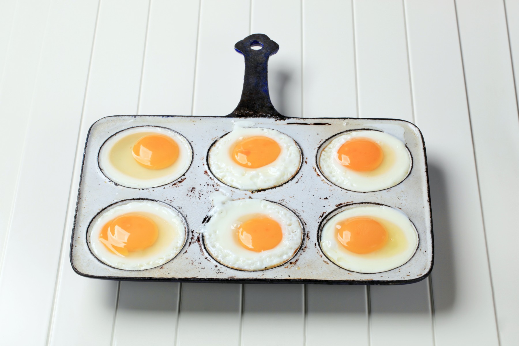 Six fried eggs in an old pan,Image: 245016819, License: Rights-managed, Restrictions: , Model Release: no, Credit line: - / Digifoodstock / Profimedia