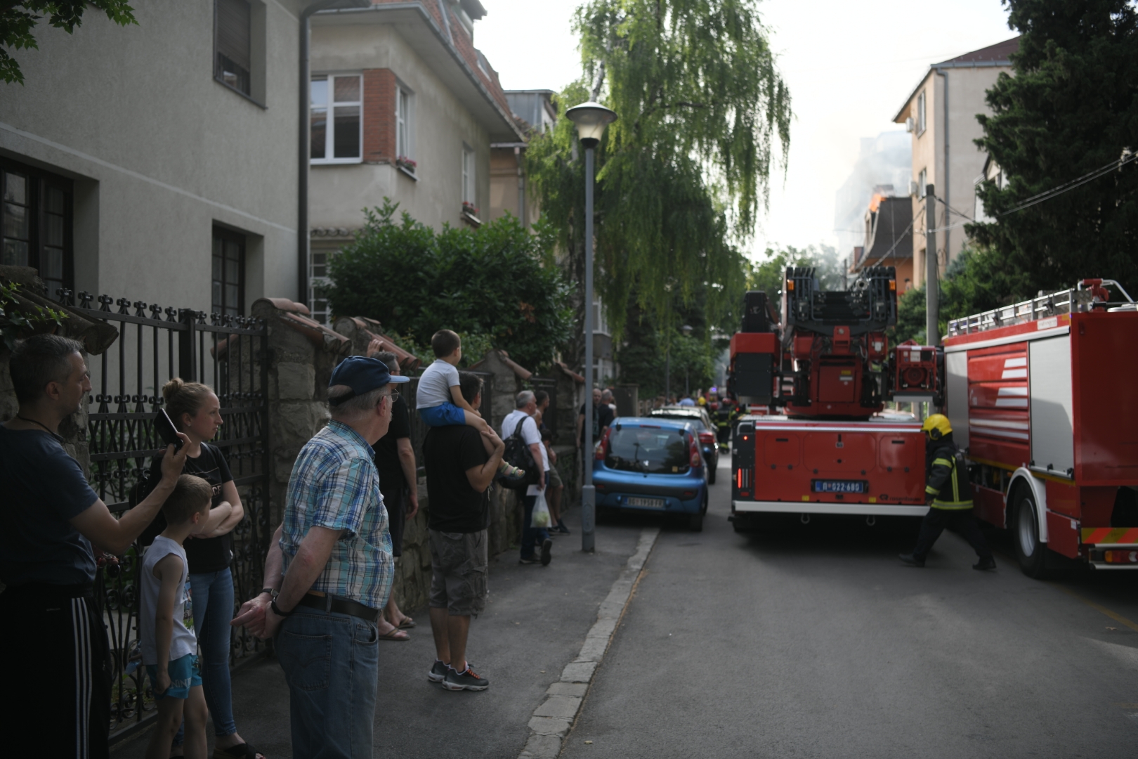 Beograd, 21.06.2021. Zvezdara, Lion, požar na Zvezdari, gori kuća, vatrogasci, vatra, dizalica, vatrogasna kola Foto: Dragan Mujan/Nova.rs