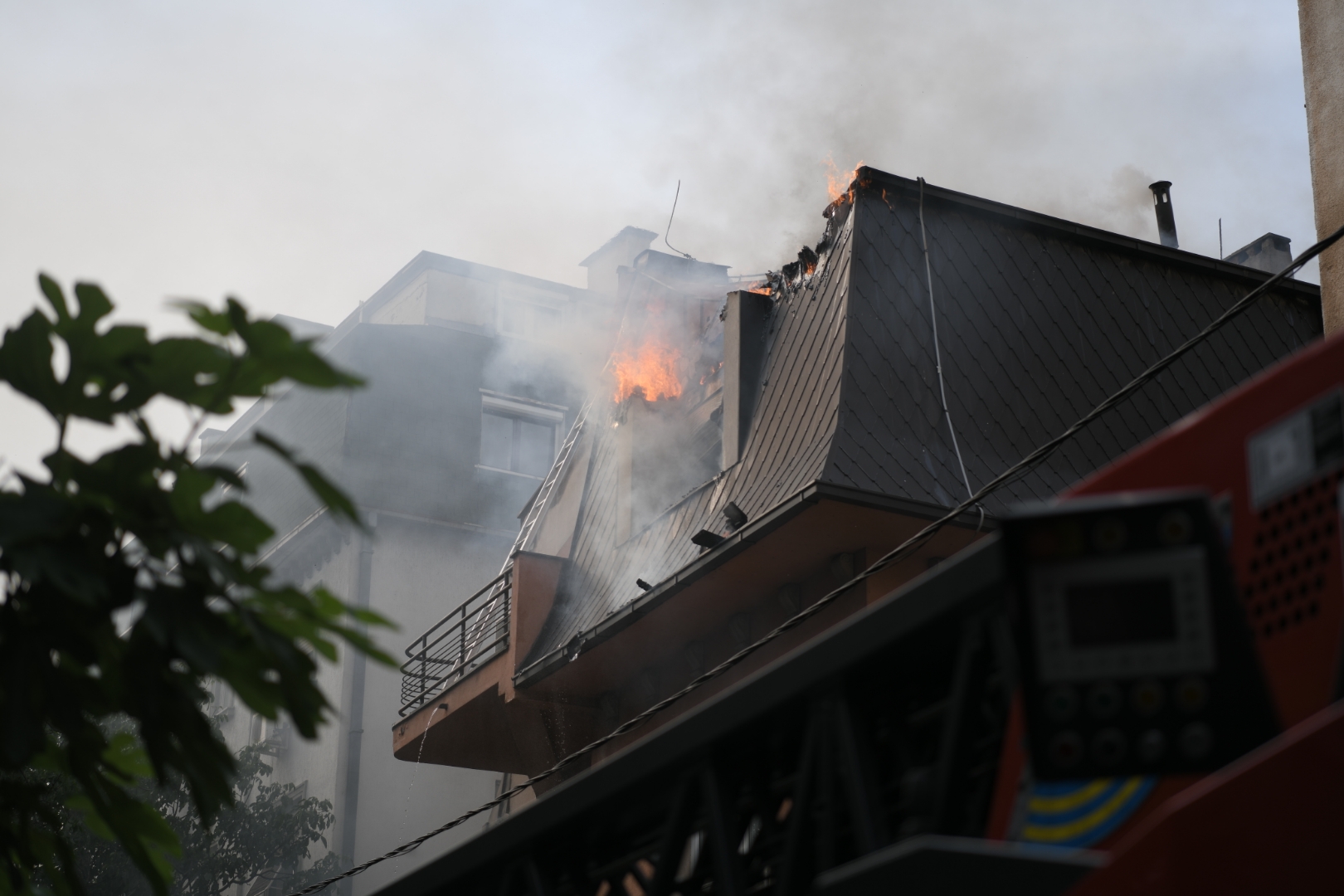 Beograd, 21.06.2021. Zvezdara, Lion, požar na Zvezdari, gori kuća, vatrogasci, vatra, dizalica, vatrogasna kola Foto: Dragan Mujan/Nova.rs