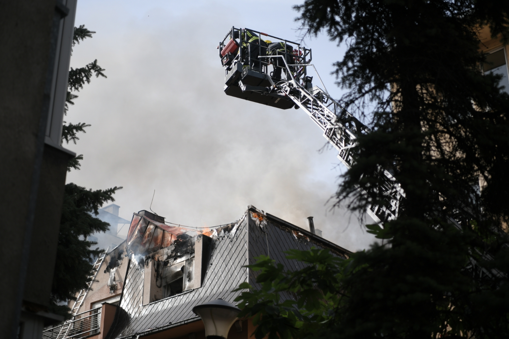 Beograd, 21.06.2021. Zvezdara, Lion, požar na Zvezdari, gori kuća, vatrogasci, vatra, dizalica, Foto: Dragan Mujan/Nova.rs