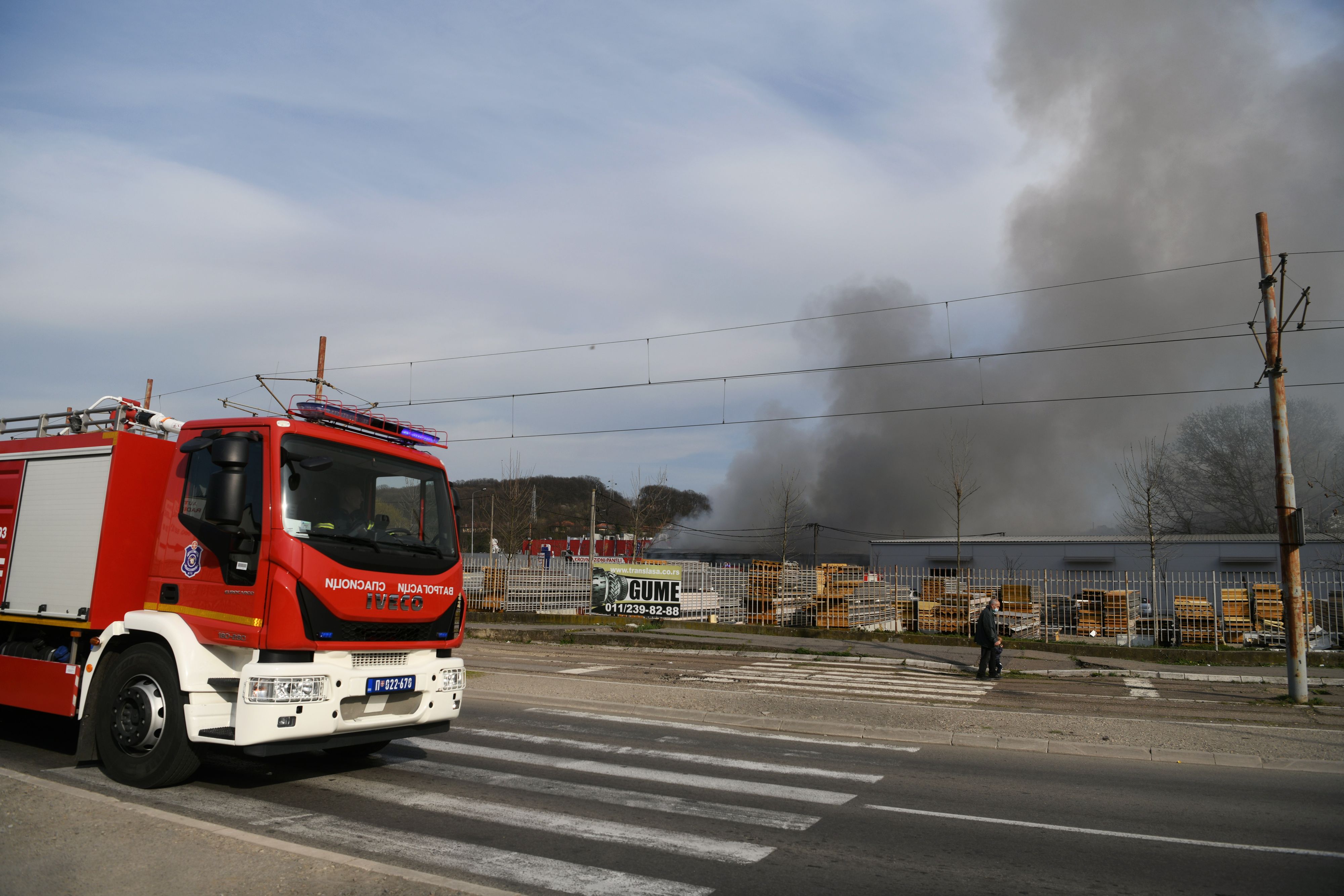 Beograd 01. april 2021. Pozar u naselju Rakovica gori magacin krovnih i zidnih panela vatrogasci Foto:Filip Krainčanić/Nova.rs