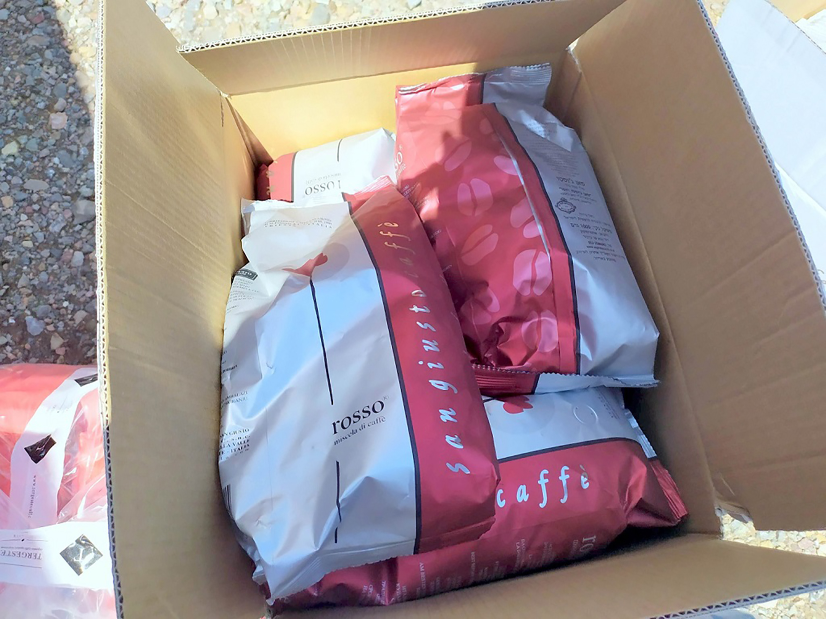 kutija zaplenjene espreso kafe u zrnu