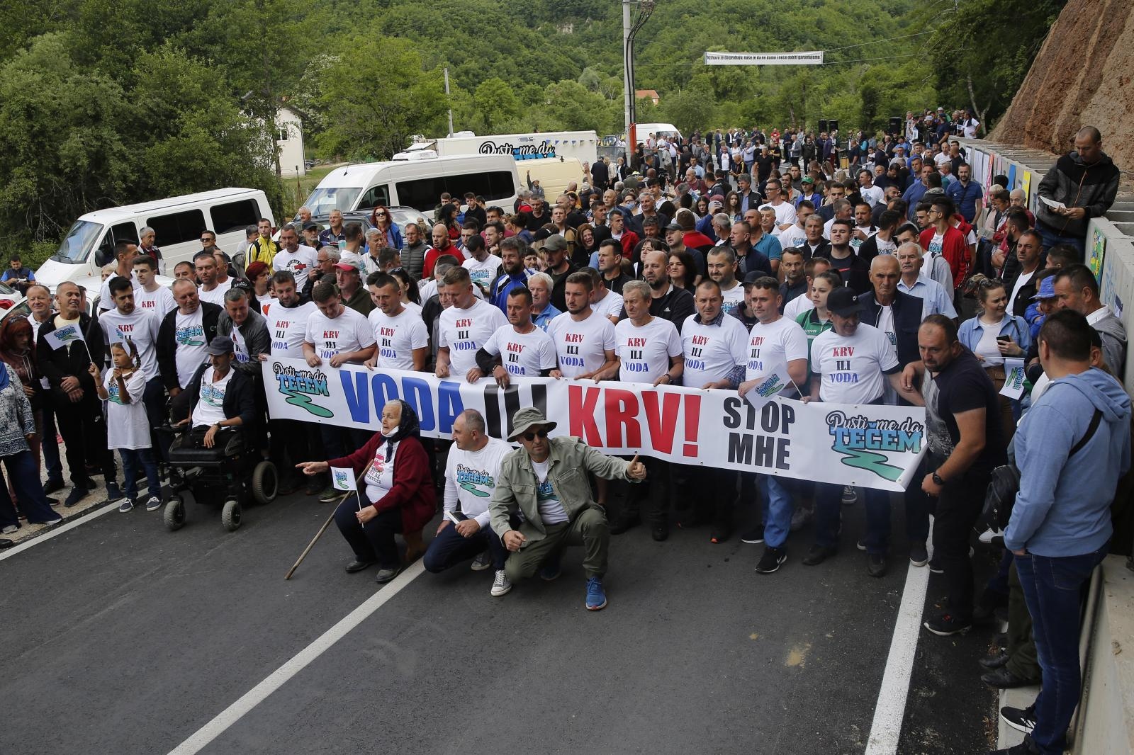 14.06.2021., Konjic - Gradjani iz citave Bosne i Hercegovine zaustavili gradjevinske strojeve koji su trebali zapoceti radove na izgradnji mini hidroelektrana u mjestu Buturovic polje. 
Photo: Denis Kapetanovic/PIXSELL