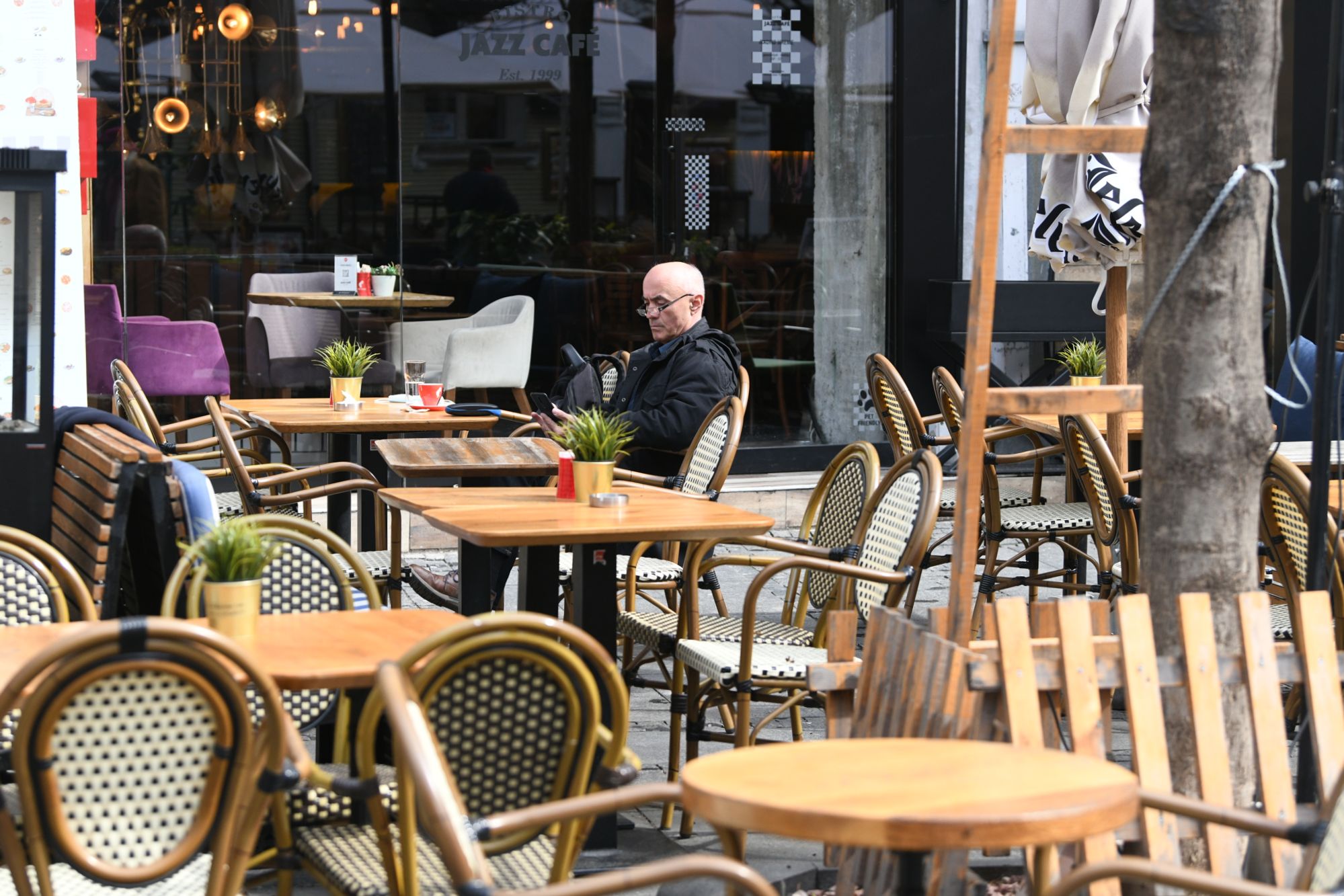 Beograd 16. mart 2021. Beogradske ulice dan pred zatvaranje, nove mere krecu od sutra usled posledica izazvanih koronavirusom Knez Mihailova prazna basta kafica Foto:Goran Srdanov