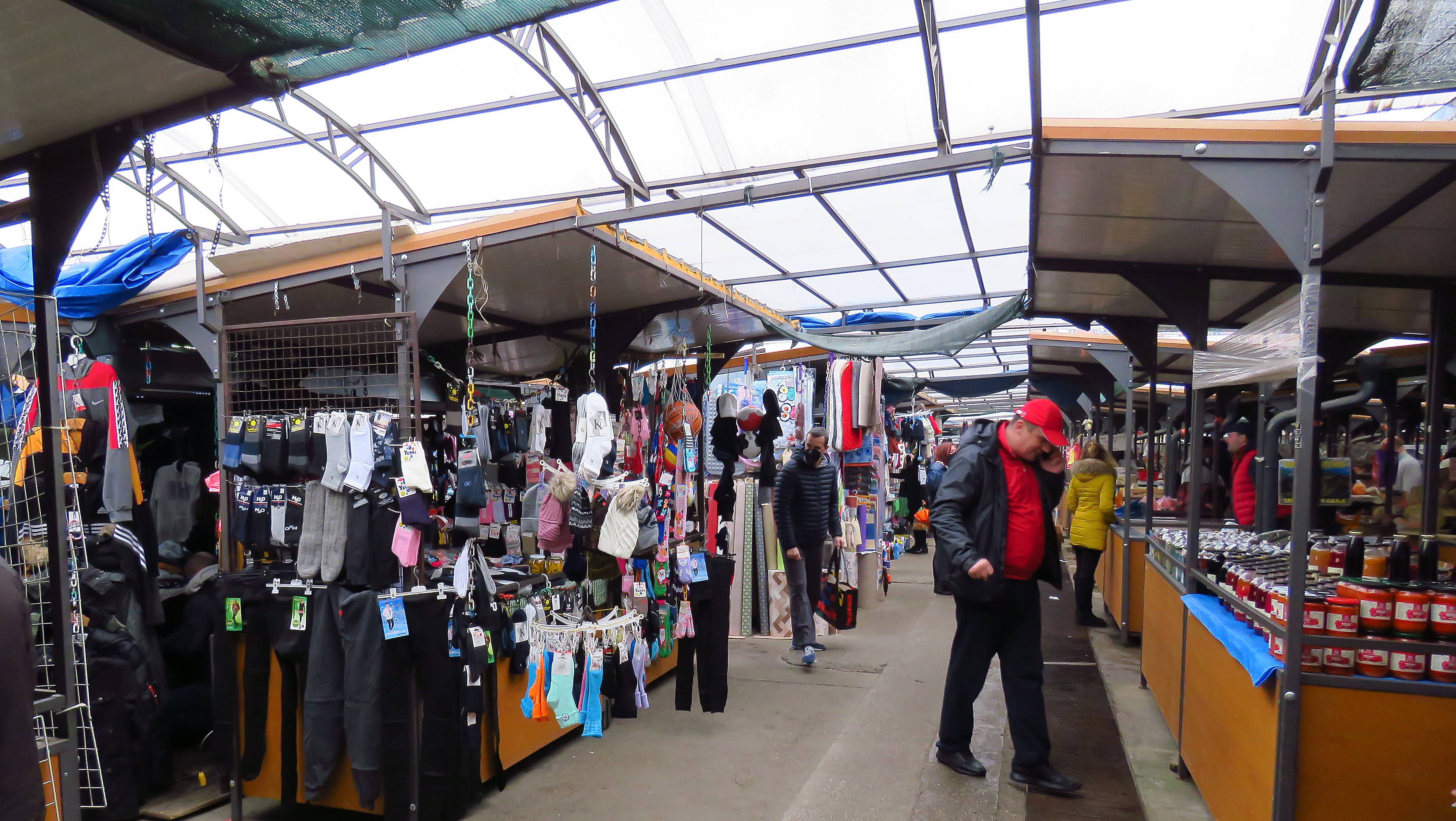 Beograd, 31.01.2021. - Kisni, poslednji januarski dan na Vidikovackoj pijaci. (BETAPHOTO/MILAN TIMOTIC/DS)