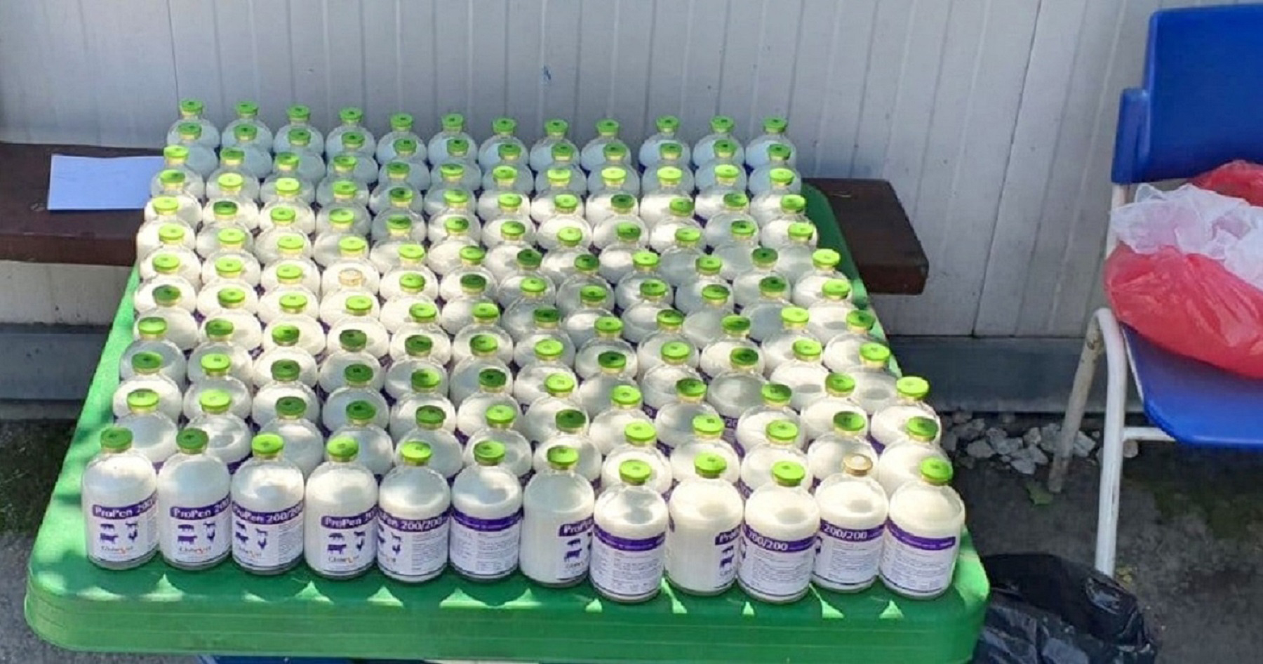 Prtljaznik pun veterinarskih preparata