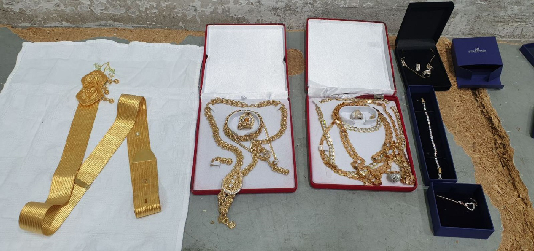 Zlatan nakit skriven medju stvarima