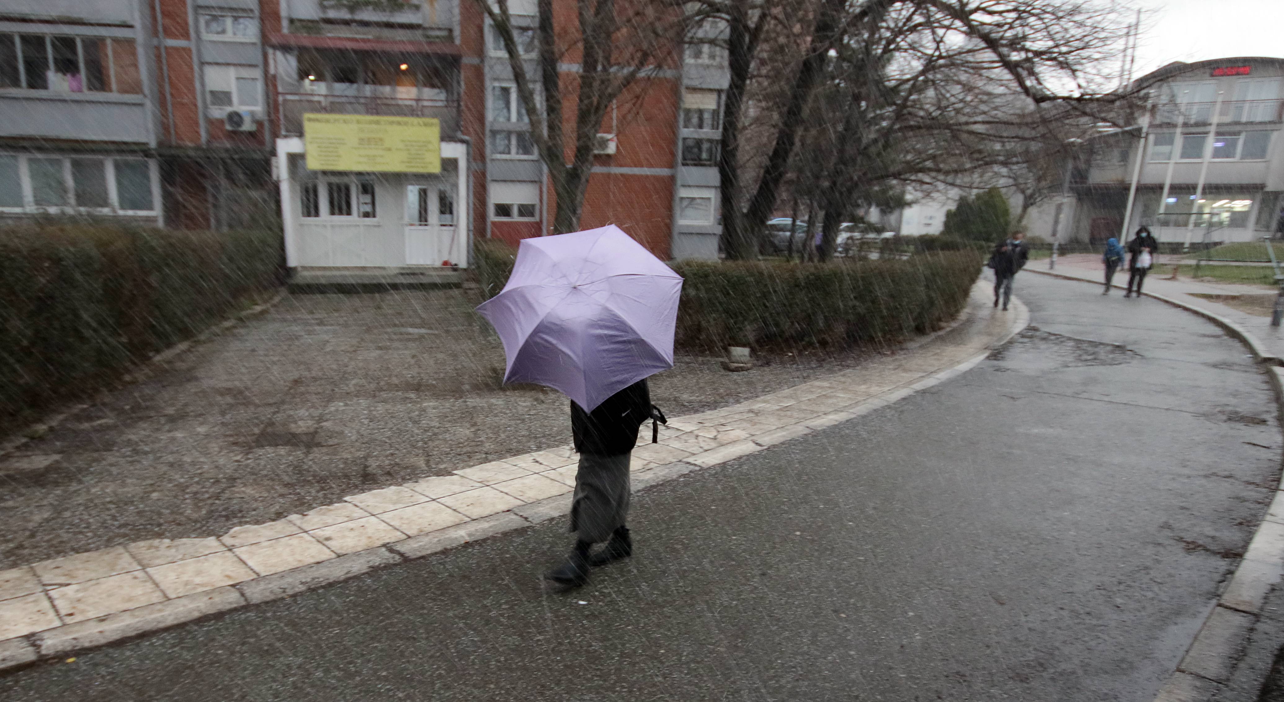 Beograd. 18.03.2021. - Sneg je pred sam kraj zime danas zabeleo automobile i ulice na Vidikovcu. (BETAPHOTO/MILAN TIMOTIC/DS)