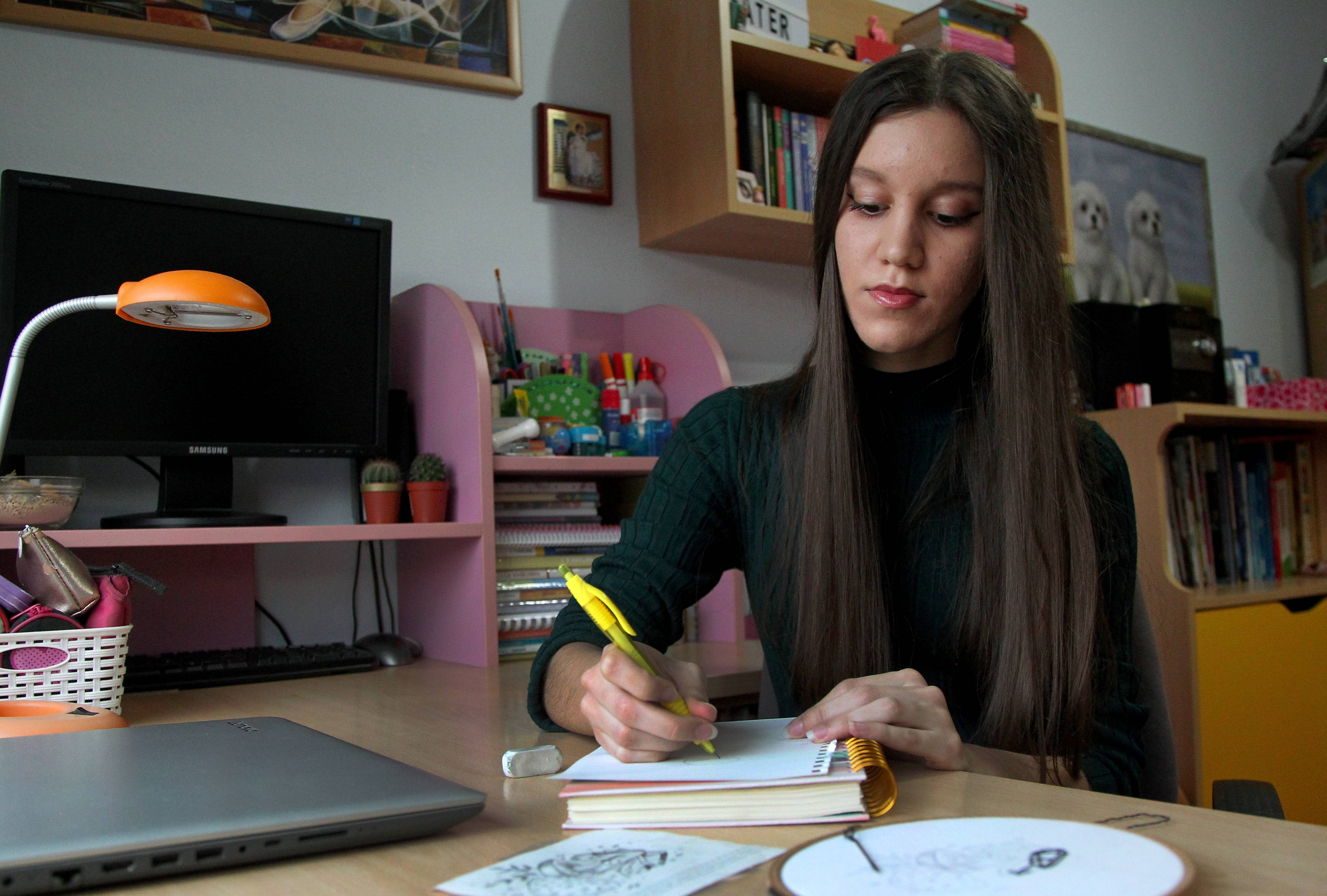 NEOBICAN HOBI GIMAZIJALKE IZ NISA - VEZE SVOJE CRTEZE