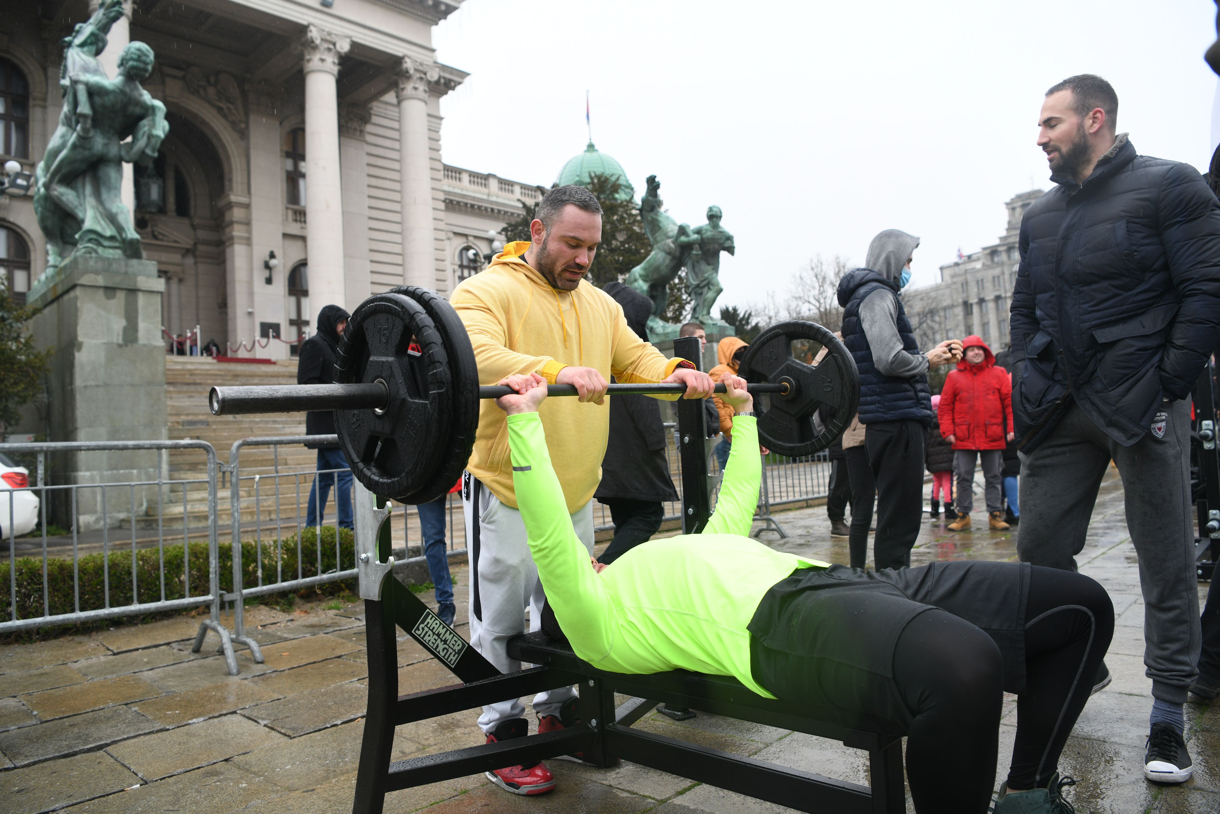 beograd 19.03.2021 protest fitnes radnika ispred skupstine grada