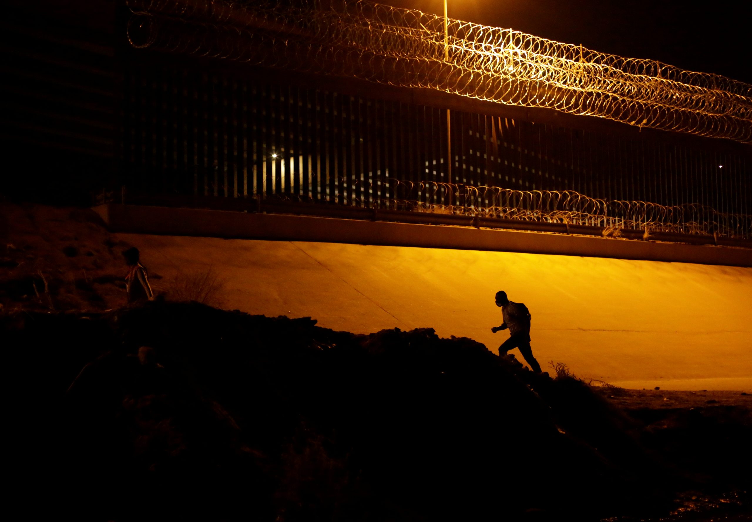 20032021 A migrant are seen after crossing the Rio Bravo river to turn himself in to U.S. Border Patrol agents to request for asylum in El Paso, Texas, U.S., as seen from Ciudad Juarez, Mexico March 19, 2021. REUTERS/Jose Luis Gonzalez