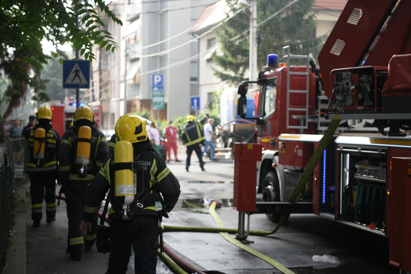 Beograd, 21.06.2021. Zvezdara, Lion, požar na Zvezdari, gori kuća, vatrogasci, vatra, dizalica, vatrogasna kola Foto: Dragan Mujan/Nova.rs