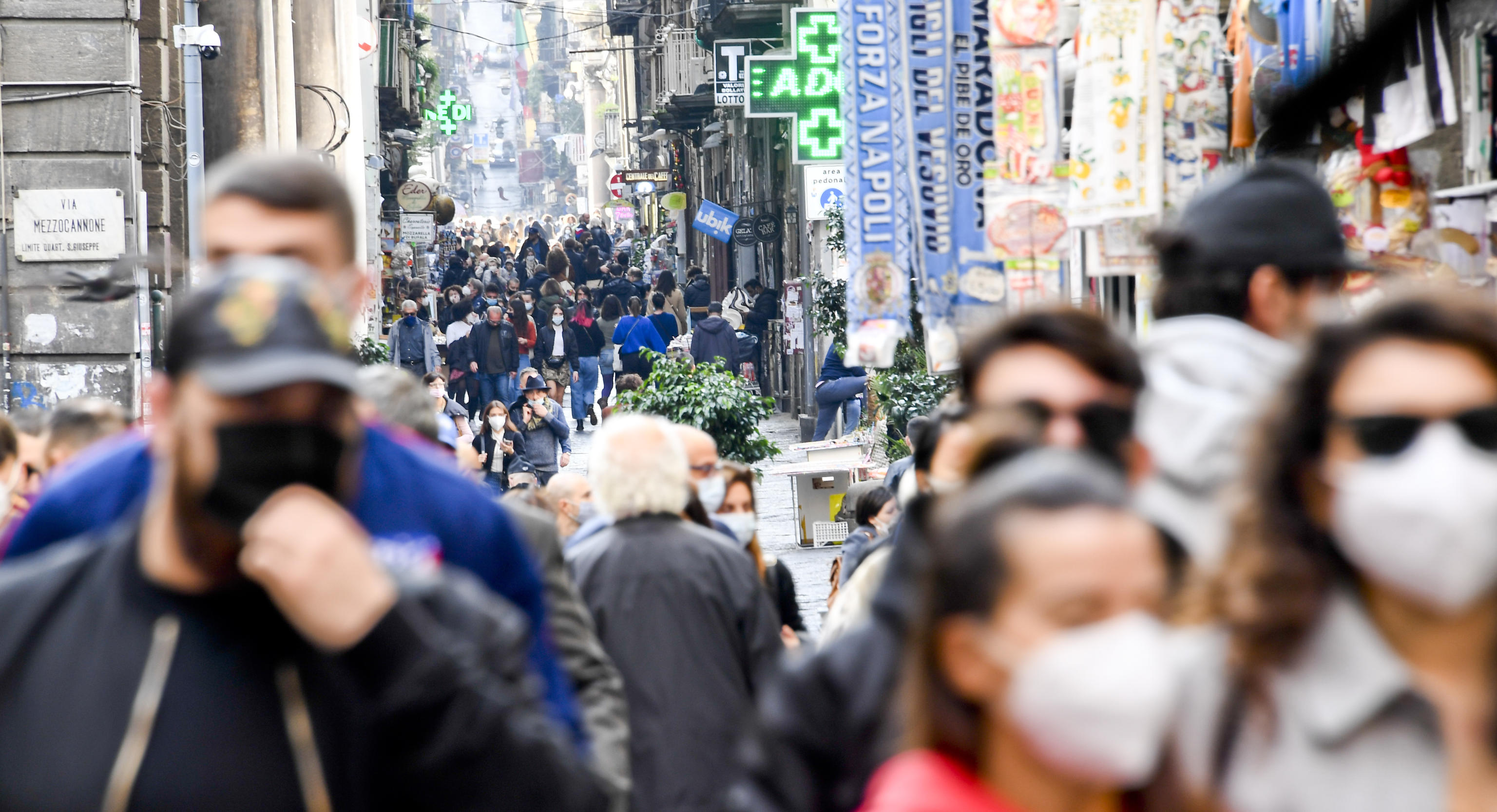 epa08820113 Crowd of shoppers in Old Town of Naples, Italy, 14 November 2020. Effective from 15 November, the Campania Regions will be designated 'red zone' with stricter restrictions to stem the spread of the covid-19 pandemic.  EPA-EFE/CIRO FUSCO