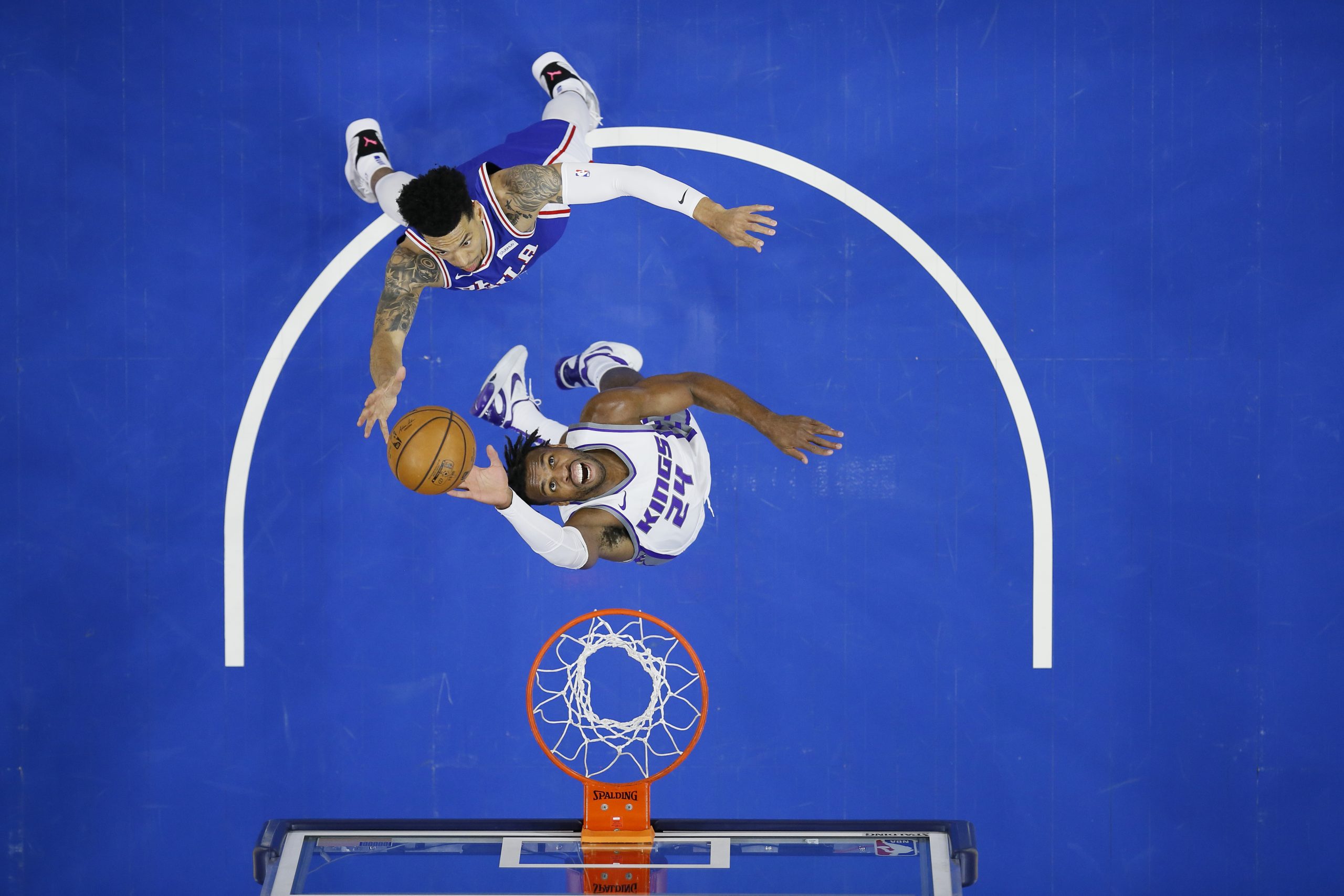 21032021 Sacramento Kings' Buddy Hield, bottom leaps for a rebound against Philadelphia 76ers' Danny Green during the first half of an NBA basketball game, Saturday, March 20, 2021, in Philadelphia. (AP Photo/Matt Slocum)