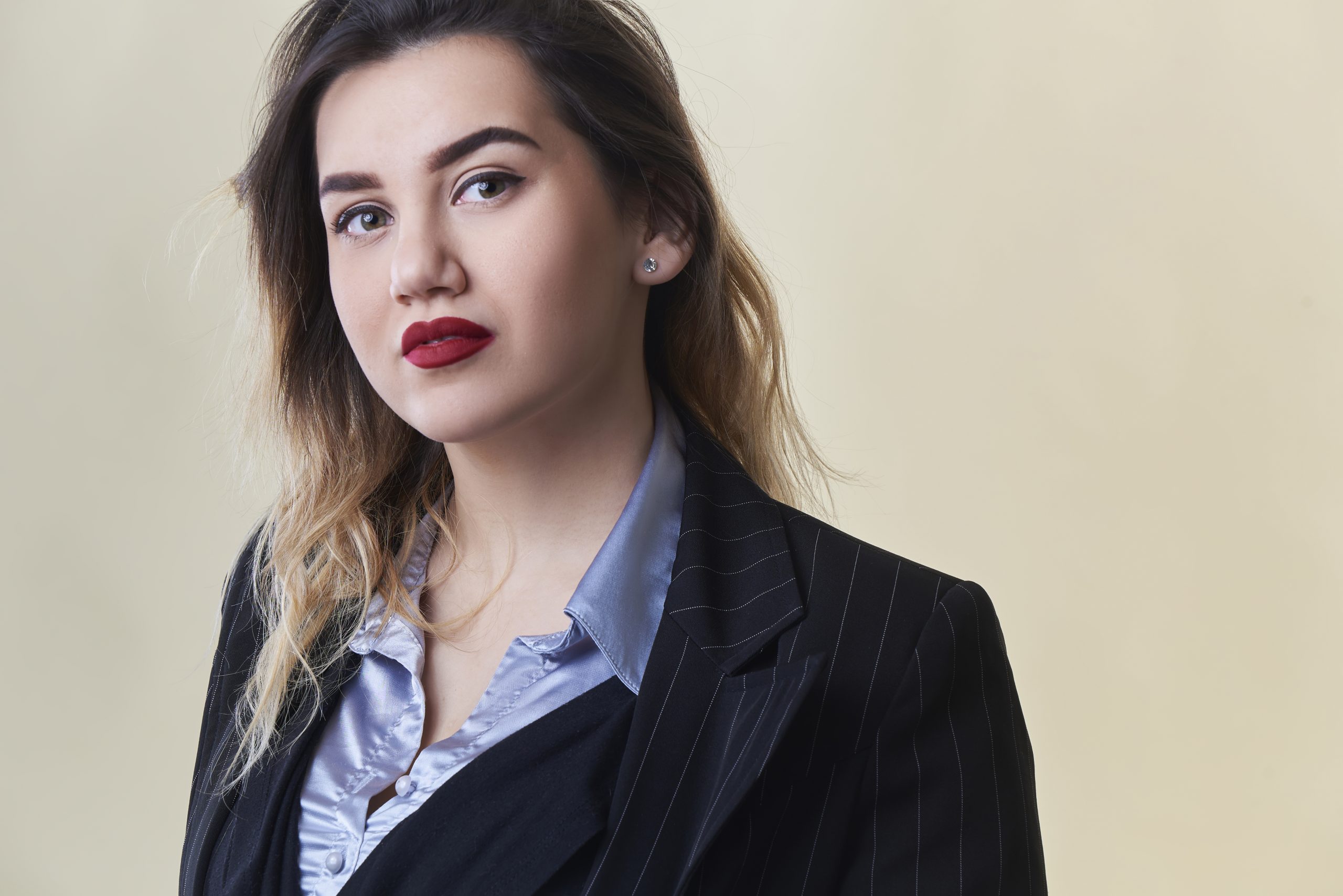 Devojka je Sara Bošnjaković, fotografi su Teodor Lazarev (fotke sa tamnom pozadinom) i Radoslav Milovanović (fotke napolju). Imamo dozvolu za sve, poslala Nevena Dimitrijević