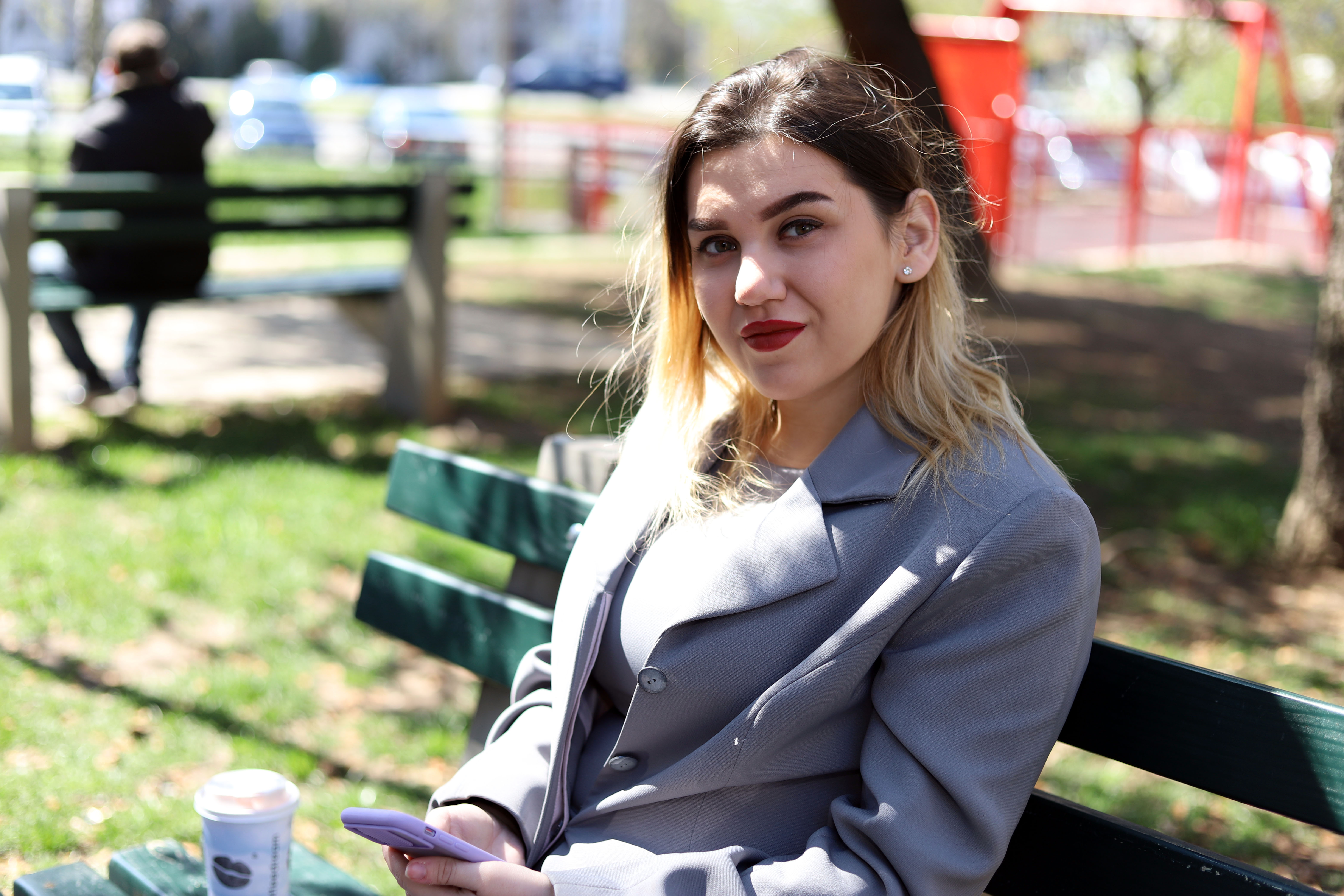 Devojka je Sara Bošnjaković, fotografi su Teodor Lazarev (fotke sa tamnom pozadinom) i Radoslav Milovanović (fotke napolju). Imamo dozvolu za sve, poslala Nevena Dimitrijević