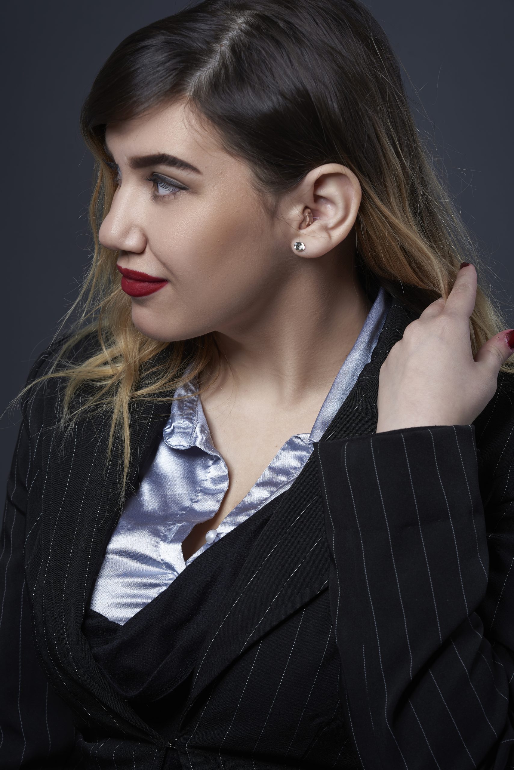 Devojka je Sara Bošnjaković, fotografi su Teodor Lazarev (fotke sa tamnom pozadinom) i Radoslav Milovanović (fotke napolju). Imamo dozvolu za sve, poslala Nevena Dimitrijević