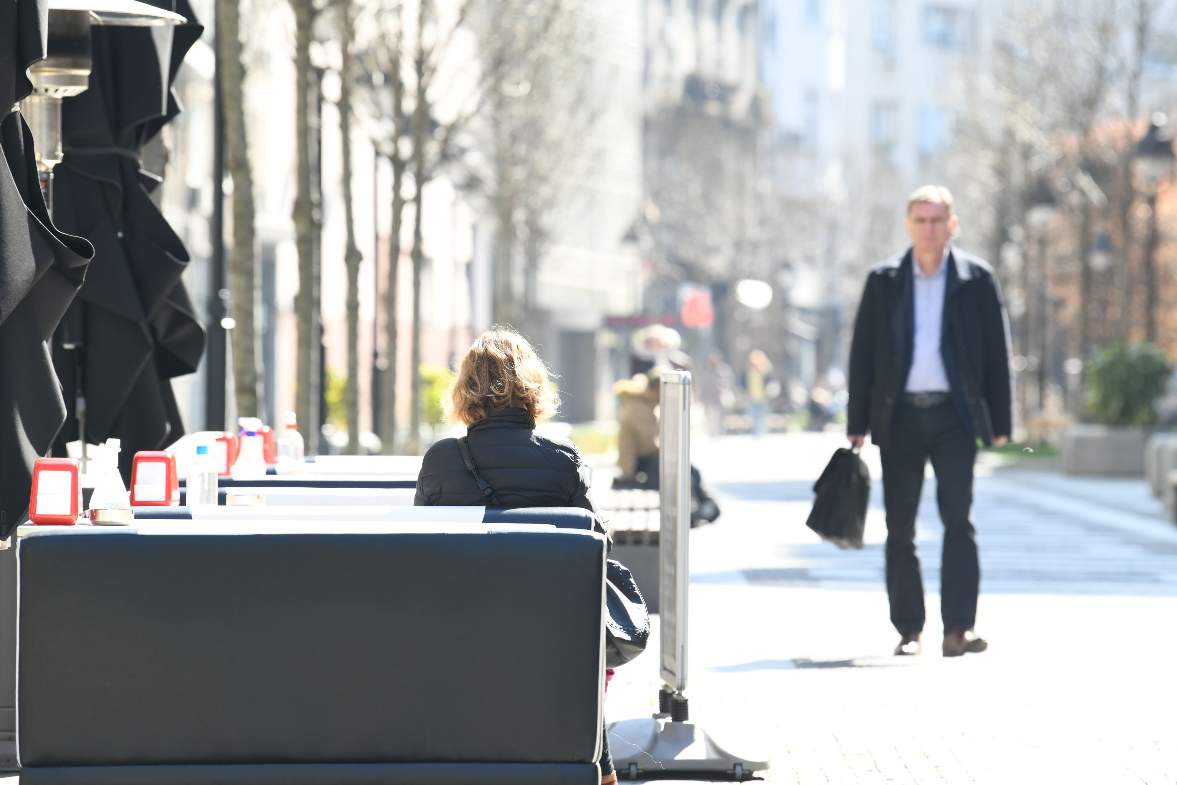 Beograd, 05.04.2021. Kafić, Otvorene bašte kafića, bašta kafića, koronavirus, lepo vreme Foto: Goran Srdanov/Nova.rs
