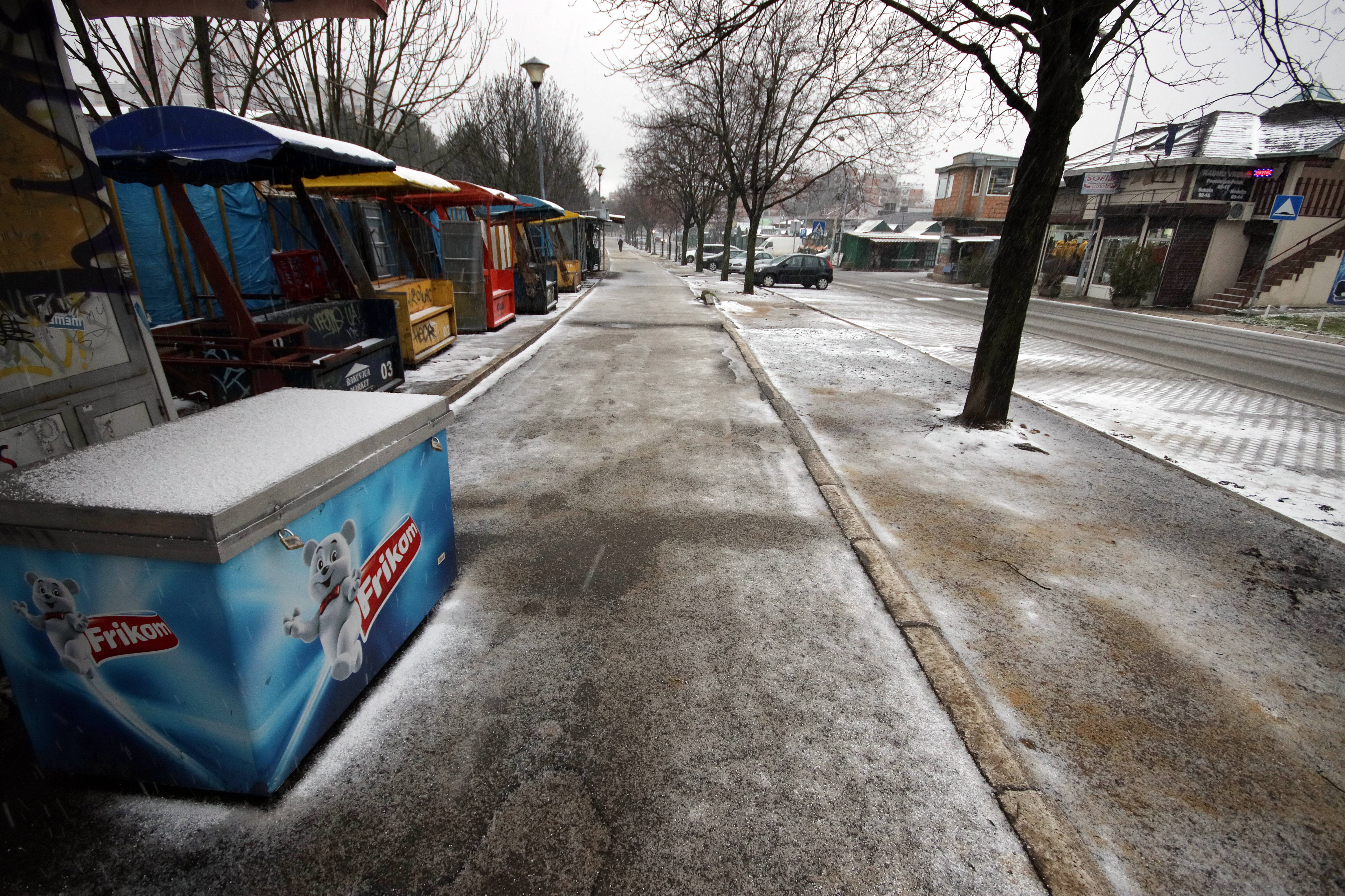 Beograd. 18.03.2021. - Sneg je pred sam kraj zime danas zabeleo automobile i ulice na Vidikovcu. (BETAPHOTO/MILAN TIMOTIC/DS)