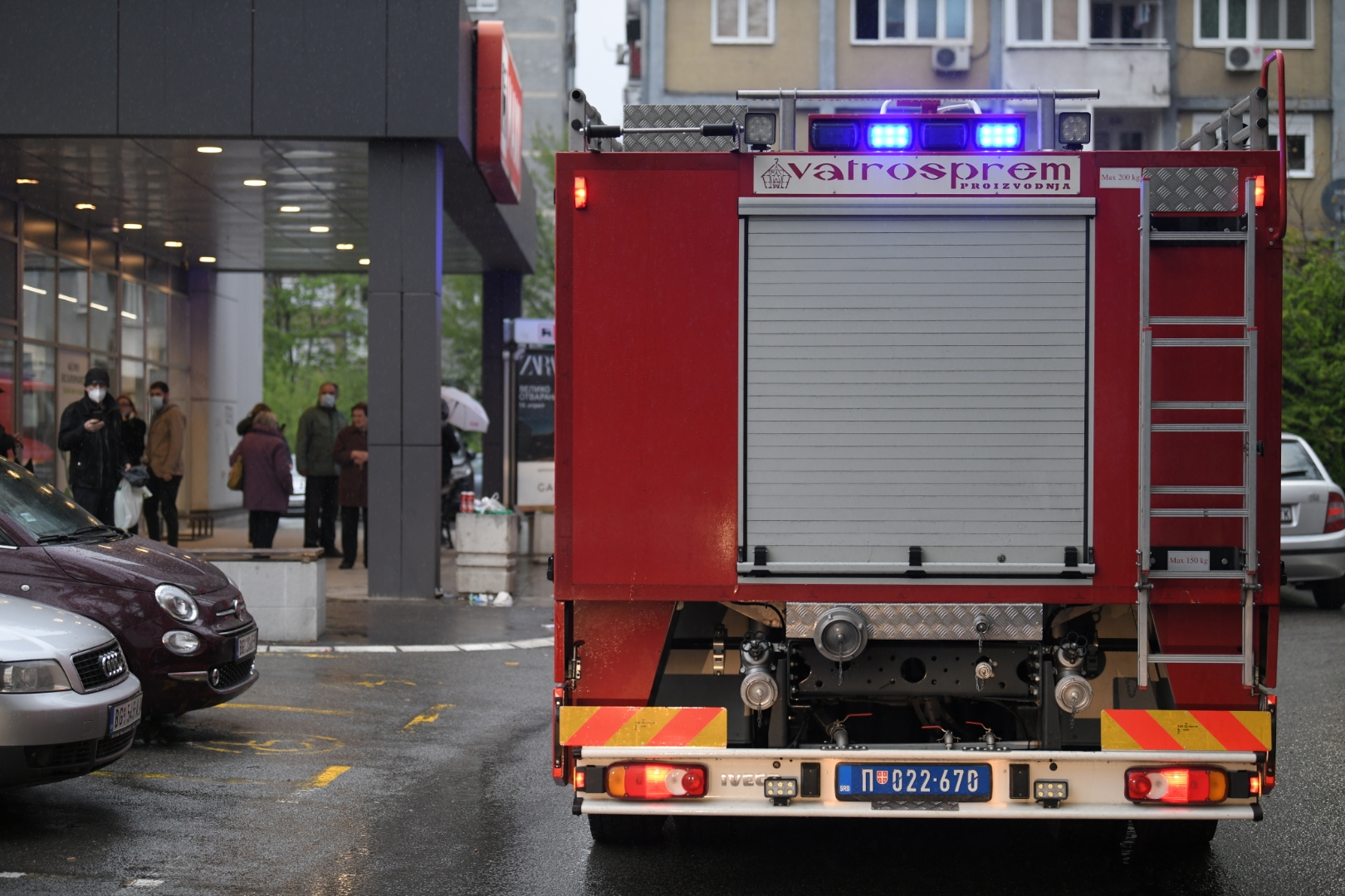 Beograd 17.04.2021. Novi Beograd, Bulevar Mihaila Pupina, požar, zgrada, vatrogasci Foto: Dragan Mujan/Nova.rs
