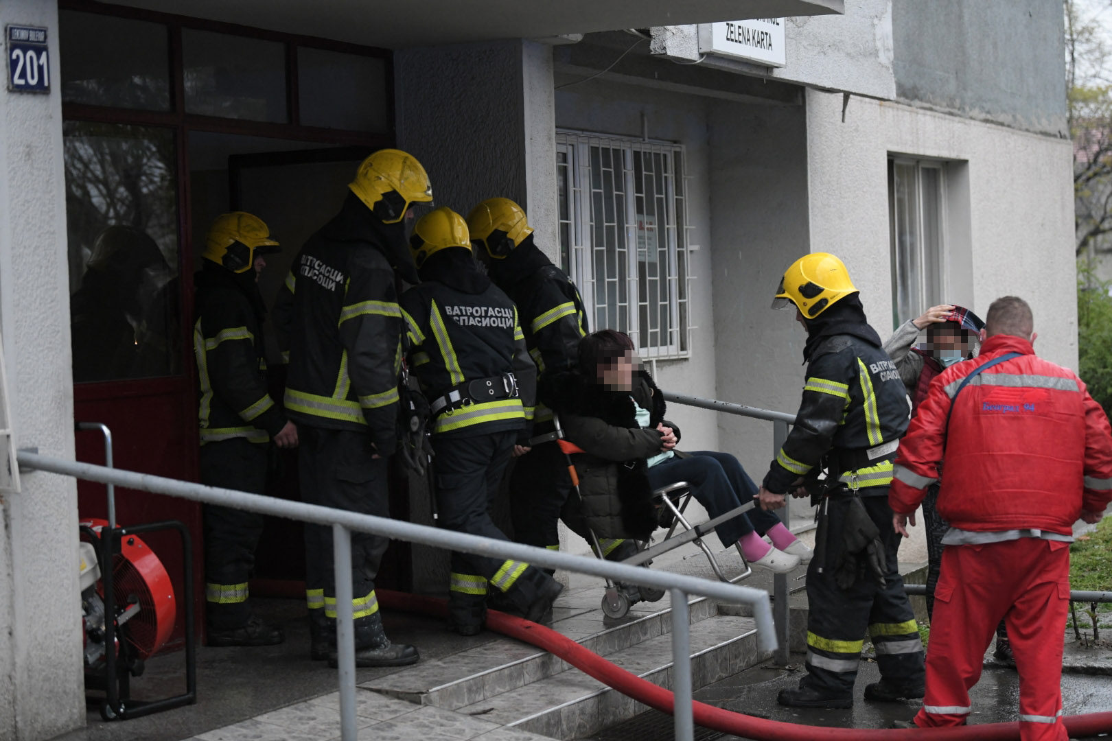 Beograd 17.04.2021. Novi Beograd, Bulevar Mihaila Pupina, požar, zgrada, vatrogasci Foto: Dragan Mujan/Nova.rs