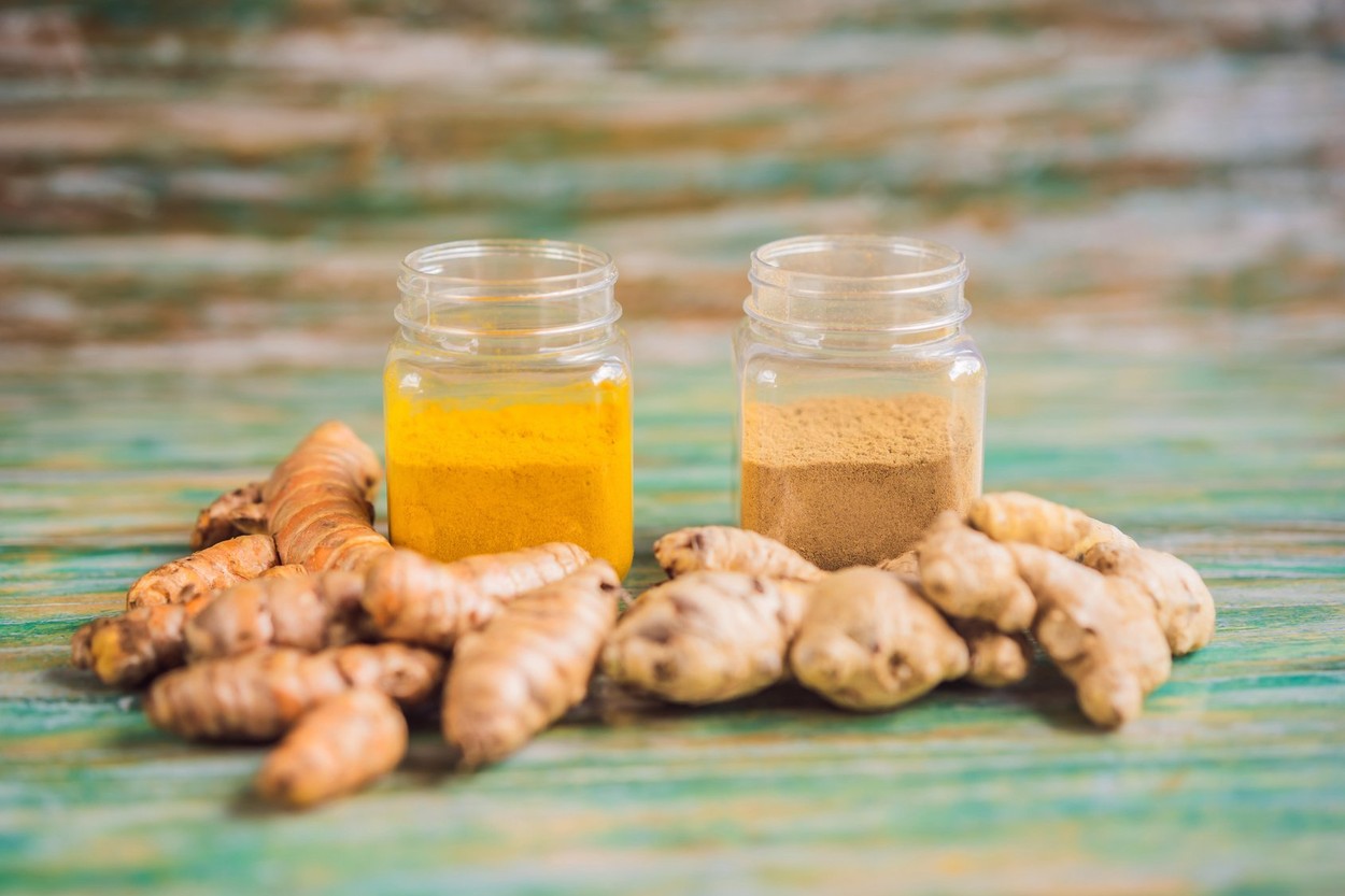 Ginger root and powder. Turmeric root and powder. On a colored wooden background.,Image: 474662258, License: Royalty-free, Restrictions: , Model Release: no, Credit line: Elizaveta Galitckaia / Alamy / Alamy / Profimedia