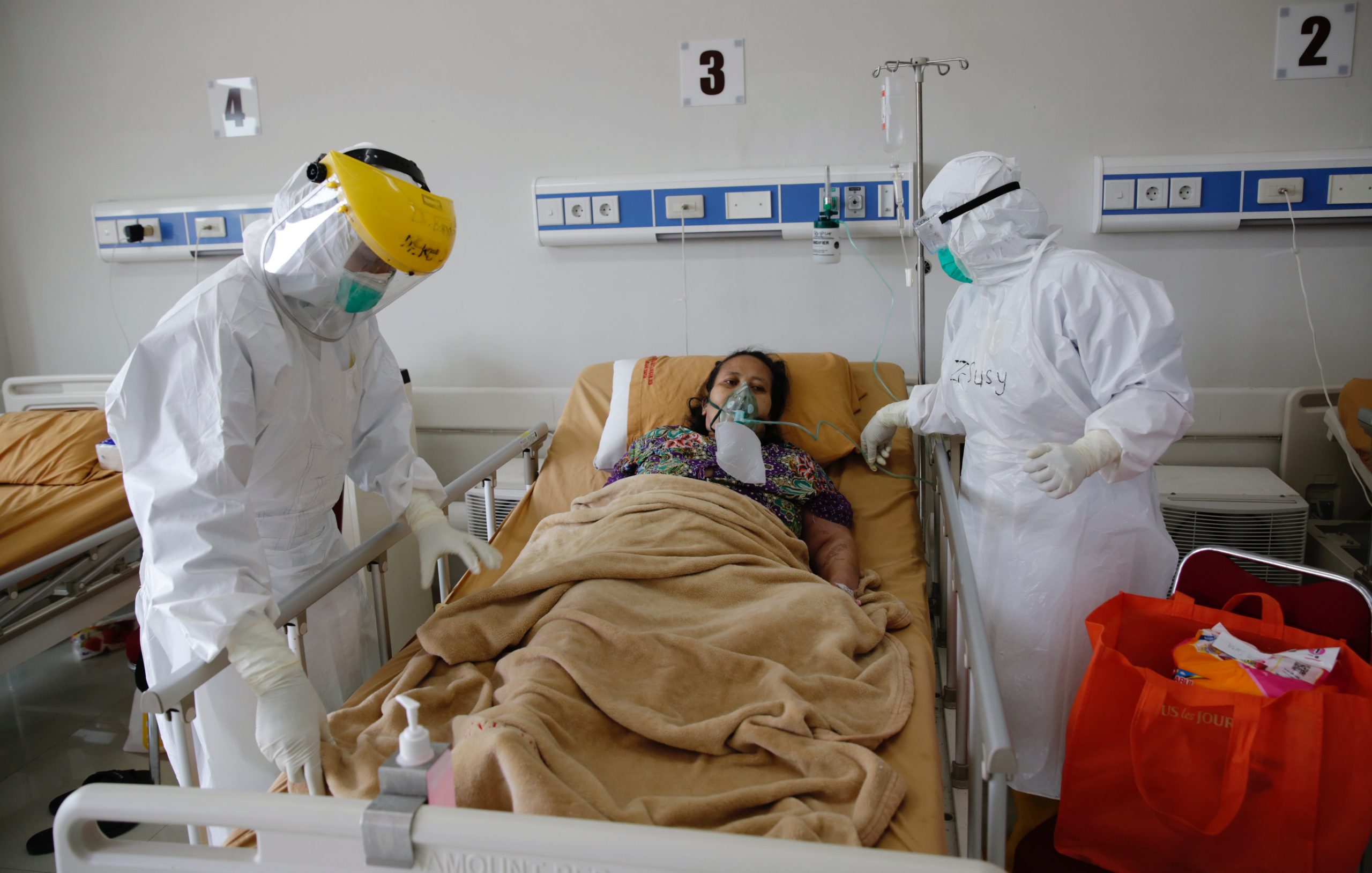 epa09294746 Two doctors conduct a routine medical check up for a COVID-19 patient at the Bogor City Hospital, Indonesia, 23 June 2021. Indonesia has recorded over two million COVID-19 cases since the beginning of the pandemic.  EPA-EFE/ADI WEDA