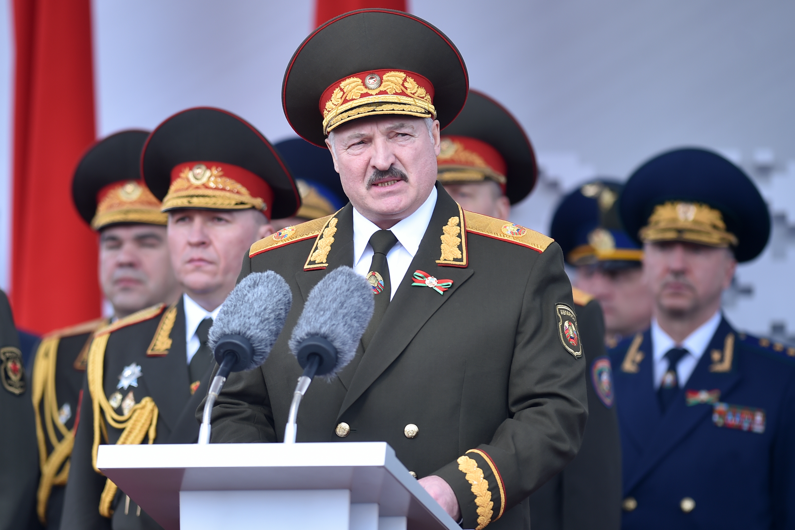 epa08411290 Belarus' President Alexander Lukashenko gives a speech during a military parade to mark the 75th anniversary of the allied victory over Nazi Germany in World War Two, in Minsk, Belarus, 09 May 2020.  EPA-EFE/SERGEI GAPON / POOL